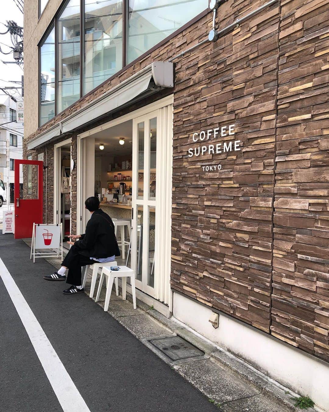 佐藤弥生さんのインスタグラム写真 - (佐藤弥生Instagram)「☕️ COFFEE SUPREME JAPAN オーダーしてから揚げるシュガードーナツ🍩 フワっフワ〜😋美味しいのよねぇ ちなみにチョコ🍫も食べたけど外国の🍫味感が... シュガーの方が好みでした！ 以前はオールドファッションにしか興味なかったけど、最近はパン系ドーナツも好きになってきちゃいまして🍩😅 去年から気になるドーナツ屋が増えました♪ ま、ミスドも好きなんだけどね！ 今日はドーナツの写真有りですw #ドーナツ屋さん#シュガードーナツ#coffeesupreme#coffeesupremetokyo#coffeesupremejapan#🍩」4月28日 16時52分 - yayoyayo_s