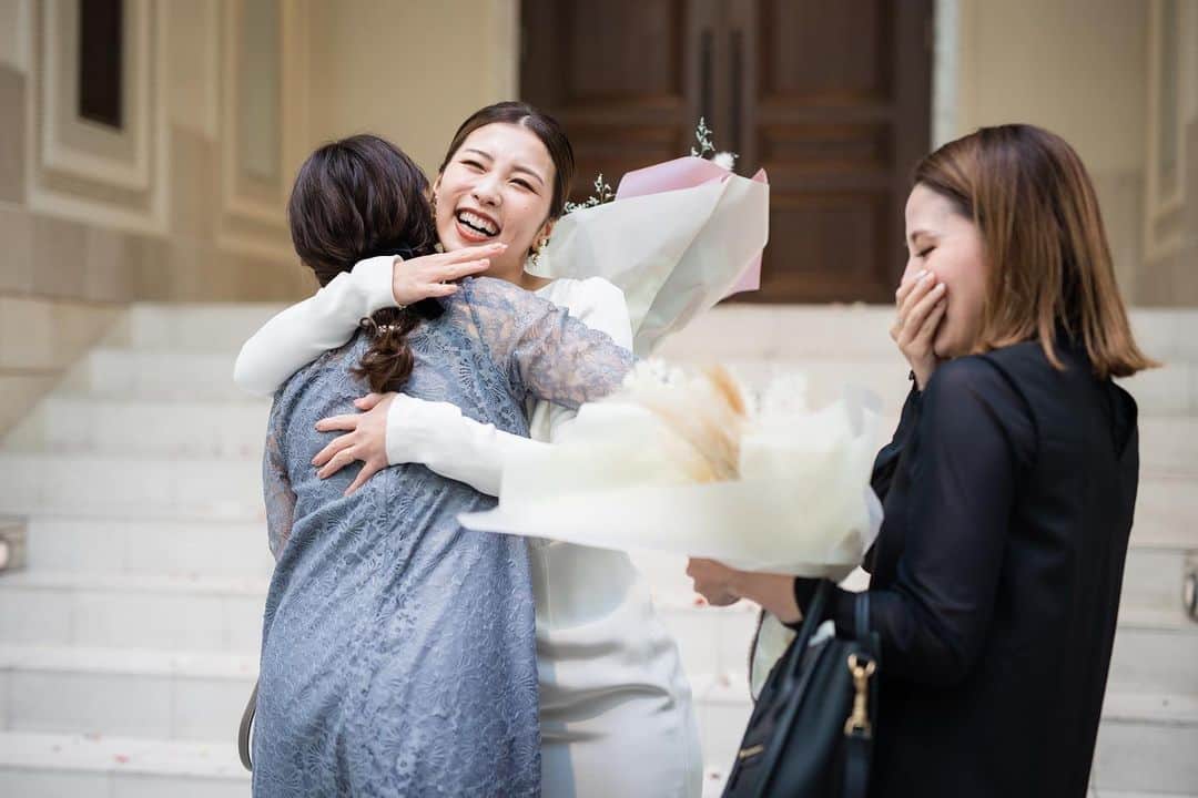 アニヴェルセル 大阪 公式さんのインスタグラム写真 - (アニヴェルセル 大阪 公式Instagram)「*  結婚式当日の写真は、たくさんの笑顔に溢れています！  結婚式に久しぶりに会える友達とは、懐かしい思い出も、大笑いした会話も、つい昨日のことのように、また同じ時間を過ごせる特別なお時間です♪  . @anniversaire_official  @anniversaire_osaka   ATTENTION コロナの中でもアニヴェルセル大阪では万全の準備でおふたりをサポートしています 結婚式はおふたりの大切なご家族 ご友人 仕事の仲間をお招きする大切な日です おふたりらしい結婚式でぜひ皆さんに恩返しを アニヴェルセル感染拡大防止対策はHPでご確認できます .  #結婚式 #ウェディング #アニヴェルセル #アニヴェルセル大阪 #大阪結婚式場 #大阪結婚式 #なんば結婚式 #なんば結婚式場  #プレ花嫁 #アニ嫁 #2023花嫁 #2024花嫁 #式場見学 #式場探し #ブライダルフェア #フォトウェディング #ウエディングフォト #前撮り」4月28日 16時54分 - anniversaire_osaka