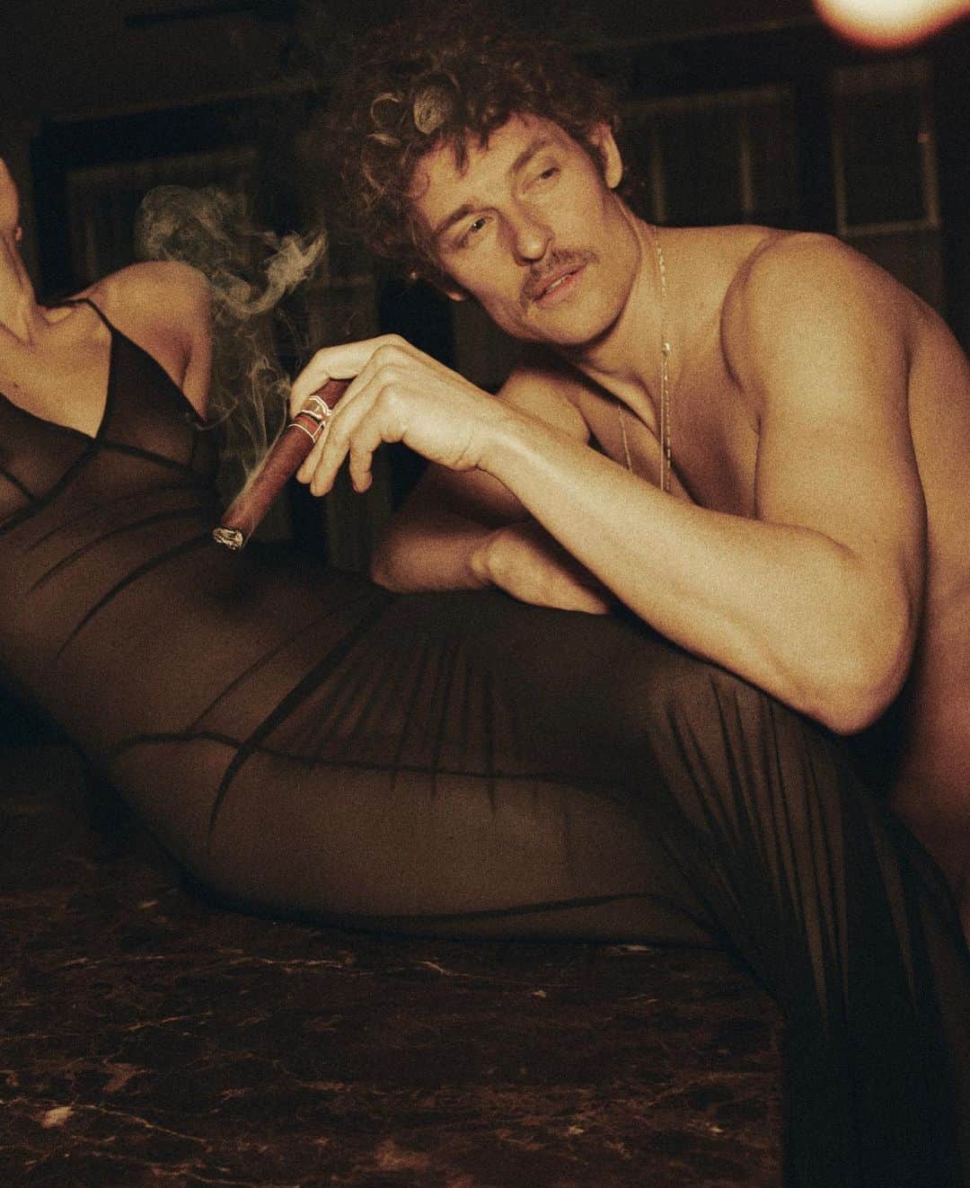 のインスタグラム：「For your eyes only 👀  Photographer: Paul Bellaart  Styling: Koen T. Hendriks  HMU: Eva Copper  Models: Chelsey Weimar & Wouter Peelen Special thanks to: Monique van Steenbergen for the amazing location」