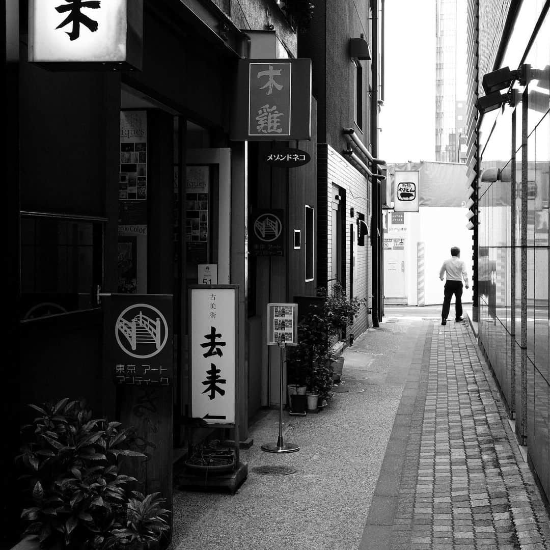 naotakeのインスタグラム：「#路地 - #alley / GR IIIx & Lightroom, 20230429 . . ホンダのショールームはCM出演者ファンの女性でいっぱい。 . . #spicollective #streetphotographyinternational #royalsnappingartists #infamous_family #rsa_main #infinity_photo_cult #jp_gallery_member #jp_gallery_bnw #team_jp_モノクロ #ig_nihon #streetphotographybnw #igersjp #ig_streetclub #bnw_greatshots #bnw_artstyle #bnwsouls #wp_bnw #bnw_igers_ #pr0ject_bnw #igers_bnw #bnw_splendid #storyofthestreet #japancityblues #shadowspoetry #grsnaps #gr_meet_japan  #shootgr #写真好きな人とつながりたい」