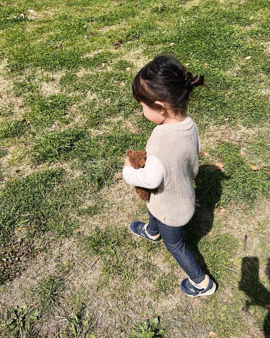 菅谷梨沙子さんのインスタグラム写真 - (菅谷梨沙子Instagram)「ひたすら走って、滑り台して、たまにボールで遊んで。 いーっぱい遊んだのでご飯前にウトウトしないかだけが心配…😅  母ちゃんはパパとバトンタッチして今日もジムへ行こうと思ったけど、ヘトヘトなので明日にしよう😀」4月28日 16時59分 - risako_sugaya