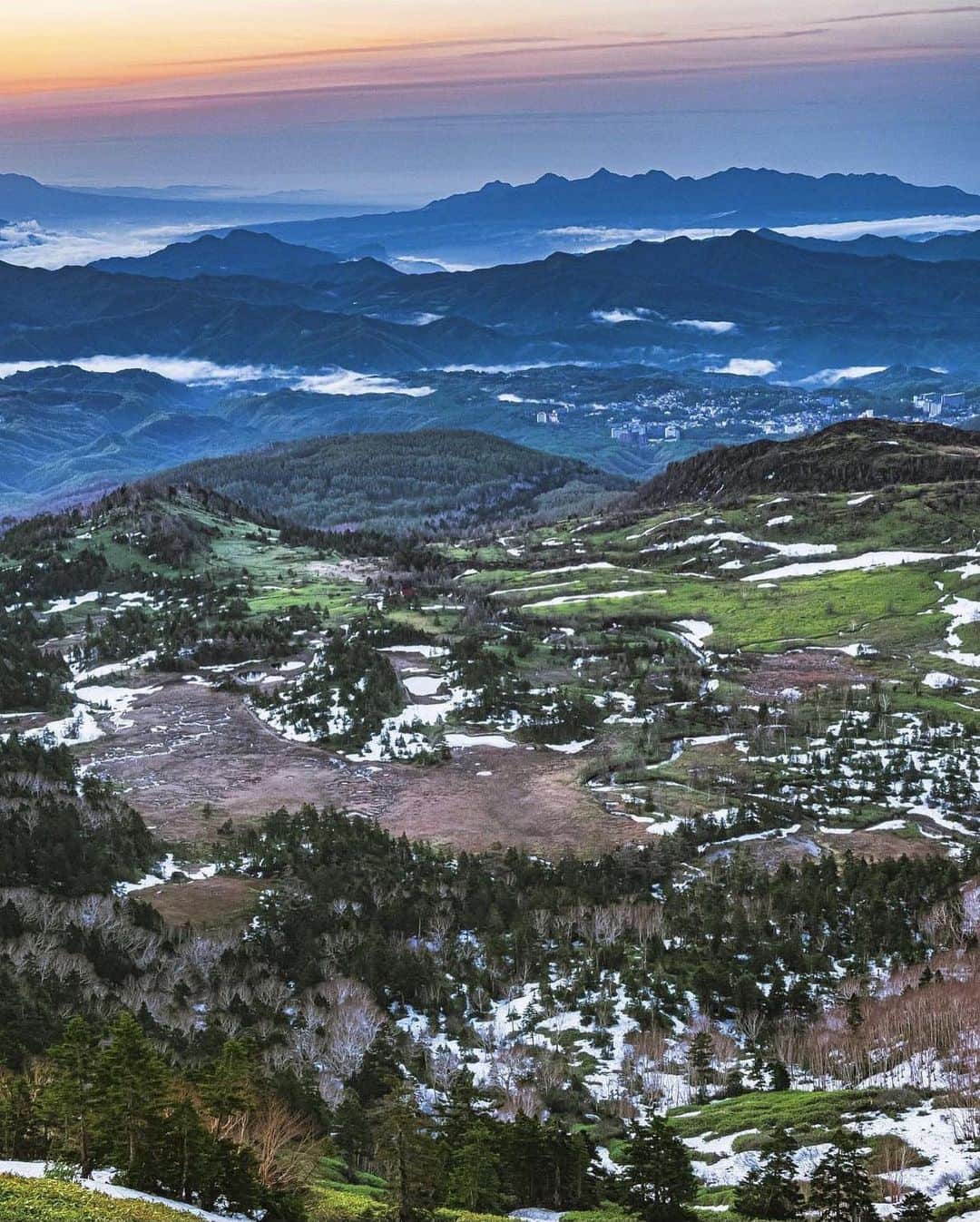 ?長野県 観光 公式インスタグラム さんのインスタグラム写真 - (?長野県 観光 公式インスタグラム Instagram)「// Photo by @hiroyuki11283351  Shibu Pass (Yamanouchi Town)  Shibu Pass sits on the border of Nagano and Gunma prefectures.  It is part of Japan’s highest altitude national road at a height of 2,172 meters.  This scenic driving route offers incredible mountain views that change with the seasons.  ＝＝＝＝＝＝＝＝＝  国道最高地点 「渋峠」 ＠山ノ内町  群馬県との県境に位置する「渋峠」  標高2172mにあり 国道の最高地点として有名です😀✨️  四季折々の美しい景色を楽しめ これからのグリーンシーズンは ドライブにぴったりですよ🚗✨️  ＿＿＿＿＿＿＿＿＿　  Location / Yamanouchi Town , Nagano , Japan   #shibupass #drive #yamanouchitown #長野のいいところ」4月28日 17時00分 - nagano_japan