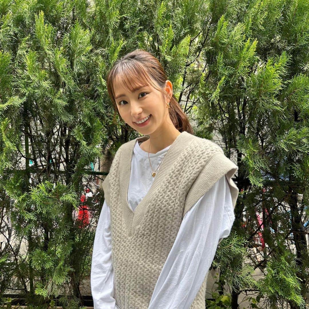 前田ゆうのインスタグラム：「マラソンはいつかやってみたいことのひとつでした＾＾ しかし実は、走りたい！！ってなってエントリーしてから、あれ？42.195キロってどんな距離だ？！ ってよくわかっていなかったので調べたら果てしなく長いものだっ！！！とびびってしまいました！笑　正直無理なんじゃないか？とこの頃に思いはじめてしまった😂 だけども一緒に走る仲間の存在は、あたしにとってとても心強かったです♪  20キロ超えた地点で、すでに走ったことのない道のりやったから、元気と走りたい気持ちはあるのに足が動かなくなってきて苦しかったなぁ〜！笑 何度も無理だと思ったし、リタイヤがちらついたり、、、😂 でもね、応援してくれるみんなの声援や、一緒に走っている仲間、サポートしてくださったアシックスチームのみなさん、 みんなが背中をおしてくれました🥺 そして、自分自身も走る前に絶対完走するんだ！！！！って心に決めていたから頑張ってゴールまで辿り着くことができました😄❤️❤️  ほんとに完走できたときの達成感は最高すぎて実はゴールは泣いてました！🥹  無理だ思って諦めることは簡単だけど やってみる勇気をもって 出来るんだ！って じぶんを信じてあげることの大事さをこの東京マラソンできずくことができたかな😁  #ASICS #ススメ自分」