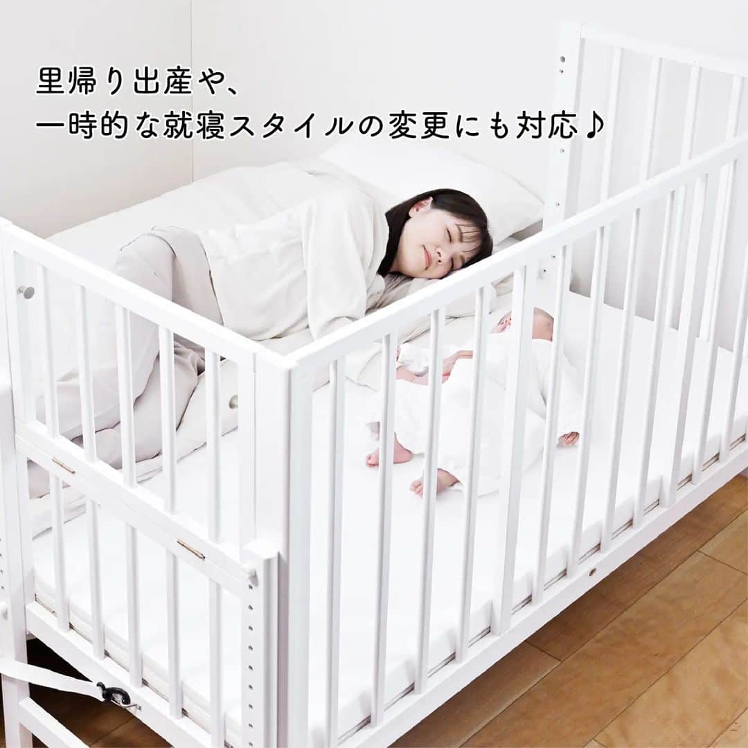 yamatoya(ベビー・キッズ家具の大和屋) さんのインスタグラム写真 - (yamatoya(ベビー・キッズ家具の大和屋) Instagram)「【ベッドでも布団でも使えるベビーベッド】そいねーるラージ/そいねーるミニ  ご出産を控えて“赤ちゃんの寝る場所”をどうしようかと考えられる方も多いと思います。  「実家で里帰り出産のときは布団だけど、家ではベッドの予定だから、寝る場所が変わって赤ちゃんが寝てくれるか心配…。」  「家族一緒に寝室でベッドの予定だけど、寝室とは別の部屋で布団で寝ることになったら…」  赤ちゃんのそばで一緒に寝たいけど、その時の状況や環境でどうなるか分からなくて迷われる方も多いと思います。  20段階に床板の高さを調整できるベビーベッド「そいねーるラージ」「そいねーるミニ」なら、布団でもベッドでも、大人の就寝スタイルに合わせて安全に“添い寝”をすることができます！  一番下の高さなら、床から床板まで約5.7cm(キャスター無しの場合)空いているから、床に直置きの布団と違って通気性も保たれて汗っかきの赤ちゃんも快適に寝れます。 床から離れているから衛生的で安心ですね♪  最上段なら61cmの大人ベッドのマットレスまで高さを合わせられます。  里帰り出産や、新居への引っ越しなど、赤ちゃんに合わせて環境が変わることも多いと思いますが、 “赤ちゃんの寝る場所”は変わらずに安全に“添い寝”ができることでパパママだけじゃなく赤ちゃんも安心して寝れますね！  ぜひご参考にしていただけたらと思います♪  #そいねーる #そいねーるラージ #そいねーるミニ #soinel #ベビーベッド #ベビーグッズ #ベビー用品 #出産準備 #出産準備品 #マタニティ #妊娠 #初マタ #妊婦 #プレママ #妊娠中期 #妊娠後期 #夜泣き #頻回授乳 #0才 #赤ちゃん #子ども #出産 #新生児 #令和5年ベビー #2人目妊娠中 #子育て #子ども家具 #yamatoya #大和屋」4月28日 17時00分 - yamatoya_official