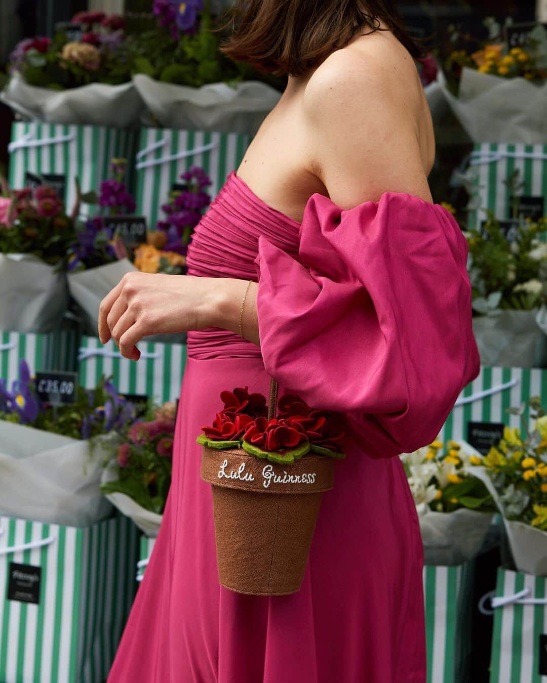 のインスタグラム：「Who said you can't carry around a piece of the garden with you?  Shop online now.  #LuluGuinness」