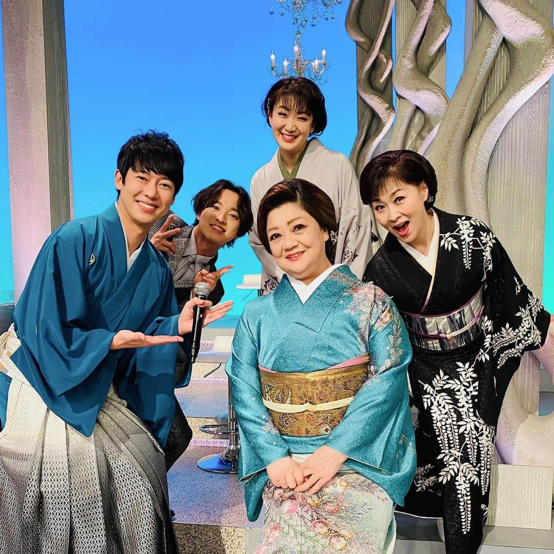 松阪ゆうきさんのインスタグラム写真 - (松阪ゆうきInstagram)「明日4/29(土)は❣️  11:30〜 NHK BSプレミアム 『新BS日本のうた 野洲市』(再放送)  19:00〜 BS朝日📺 『人生、歌がある』 橋幸夫さん引退直前スペシャル  に出演させて頂きます！  この回に出演させて頂き、 改めて橋幸夫さんの素晴らしさ、曲の多さに驚きました‼️  橋幸夫さんともお写真撮って頂きました。  ぜひスペシャルな回 ご覧下さいね♪  #松阪ゆうき  #nhkbsプレミアム  #新bs日本のうた  #bs朝日  #人生歌がある  #橋幸夫 さん #松原のぶえ さん #島津悦子 さん #市川由紀乃 さん #青山新 さん #ベイビーブー の皆さん #新浜レオン さん #森山愛子 さん #enka  #演歌  #演歌歌手  #見てね」4月28日 17時02分 - matsuzaka_yuuki