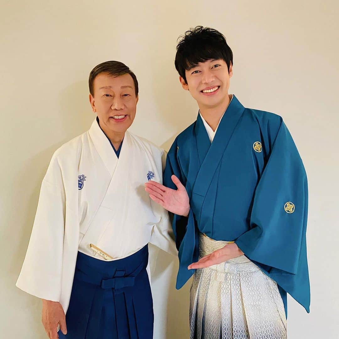 松阪ゆうきのインスタグラム：「明日4/29(土)は❣️  11:30〜 NHK BSプレミアム 『新BS日本のうた 野洲市』(再放送)  19:00〜 BS朝日📺 『人生、歌がある』 橋幸夫さん引退直前スペシャル  に出演させて頂きます！  この回に出演させて頂き、 改めて橋幸夫さんの素晴らしさ、曲の多さに驚きました‼️  橋幸夫さんともお写真撮って頂きました。  ぜひスペシャルな回 ご覧下さいね♪  #松阪ゆうき  #nhkbsプレミアム  #新bs日本のうた  #bs朝日  #人生歌がある  #橋幸夫 さん #松原のぶえ さん #島津悦子 さん #市川由紀乃 さん #青山新 さん #ベイビーブー の皆さん #新浜レオン さん #森山愛子 さん #enka  #演歌  #演歌歌手  #見てね」