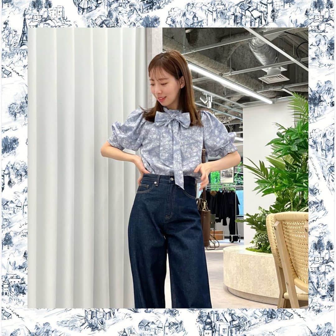のインスタグラム：「チズガラシリーズ🗺️ 📣2BUY10%OFF・Wポイント【 4/28-4/30･WEBのみ開催】 ￣￣￣￣￣￣￣￣￣￣￣￣￣￣￣￣￣￣￣￣ 4/28-4/30の期間中 2BUY10%OFF・Wポイントをオフィシャルストアにて開催🛍️ 新作アイテムが4月28日より続々入荷致しましたので 是非この機会にご覧ください！  さらに！ 展示会でも大人気だったチヅガラシリーズが 4/28(金)より 発売💌 架空の街をオリジナルで描き起こした地図柄は "JILL by JILL STUART"のロゴも隠れている 遊び心もあるデザイン。  . 🔸チズガラプリントブラウス 商品番号 1253110027 ¥ 13,310（税込）  毎年人気のブラウスを、今年は地図柄にアップデート。 袖部分は内側から吊ることで ふわっとした立体的なボリュームを出しました。 ニット同様にリボンは後ろ結びと着脱ができるので 合わせるボトムやヘアスタイルに合わせてアレンジして頂けます。 バギーデニム、センタープレスハイウエストデニムパンツとのコーディネートがお勧めです。  ￣￣￣￣￣￣￣￣￣￣￣￣￣￣￣￣￣￣￣￣￣ #ジルバイジルスチュアート  #jillbyjillstuart #jillby  #2023ss」