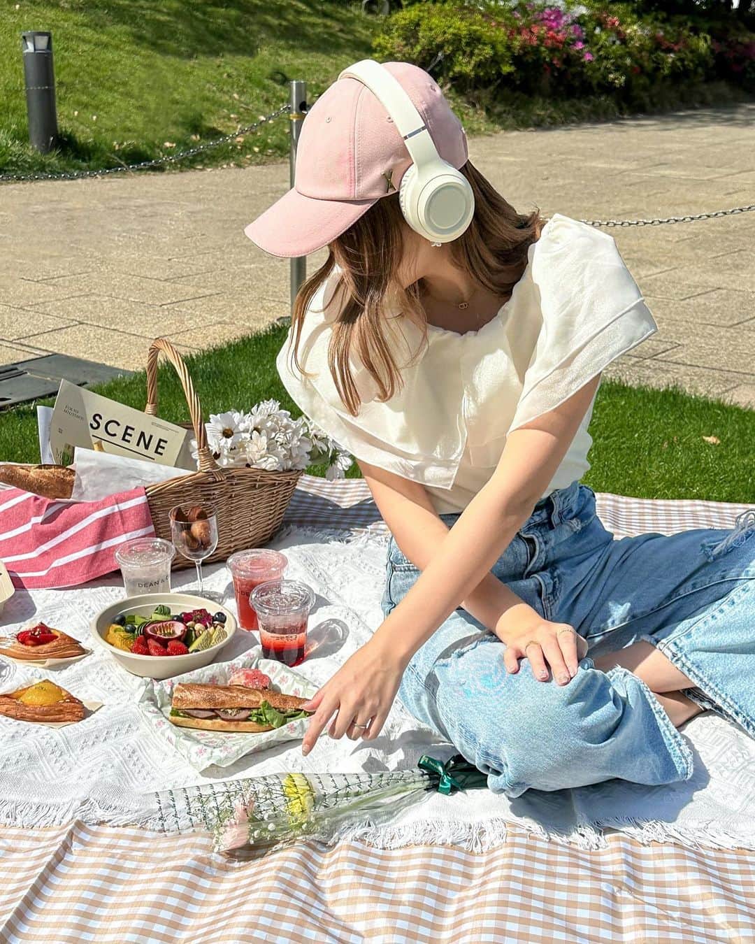 RIEさんのインスタグラム写真 - (RIEInstagram)「【 六本木 / @tokyomidtown_official 】 ⁡ ここが都内？とは驚きの東京ミッドタウンで 数年ぶりのおしゃピクをしてきました💐🌼 ⁡ 準備するの大変そう〜って言われるピクニック🧺 実はコレ、全部ピクニックセットだけで 成り立ってるものなのです( ･ᴗ･ )👌🏼ﾄﾞﾔｯ ⁡ ピクニックをするとなっても公園近くで買い出ししたり 道具などを持ち寄ったりと大変ですが MIDTOWN OPEN THE PARK 2023のピクニックセットは 飲食代だけで無料でレンタルできちゃう神セット🫠♡ ⁡ 詳しくは１つ前のリール動画を見てみてください📹 子連れファミリー、カップル、女子グループなど 幅広い方が楽しめる、本気でおすすめのイベントです☘️  こんな日焼けをしてしまいそうな日も @decorte_official さんの日やけ止め用乳液を愛用☀️ これからの季節は毎日塗ることを意識しなきゃ😮‍💨  ⁡ ⁡ ~~~~~~~~~~~~~~~~~~~~~~~~ ☑︎ MIDTOWN OPEN THE PARK 2023 ☑︎ 2023/4/21(金)〜5/28(日) ☑︎ ピクニックセット販売時間 　　11:00～17:00 ※最終受付15:00 ☑︎ 六本木駅 徒歩3分 ~~~~~~~~~~~~~~~~~~~~~~~~ ⁡ ⁡ ⁡ ⁡ #東京ミッドタウン #ミッドタウン六本木 #ピクニック #手ぶらピクニック #ピクニック日和 #ピクニックグッズ #おしゃピク #おしゃれピクニック #ピクニック気分 #ピクニックコーデ #公園コーデ #夏コーデ #大人カジュアル #アウトドアコーデ #tokyomidtown #deananddeluca #picnicparty #decorte_大谷翔平 #cosmedecorte」4月28日 17時14分 - rie_tabi