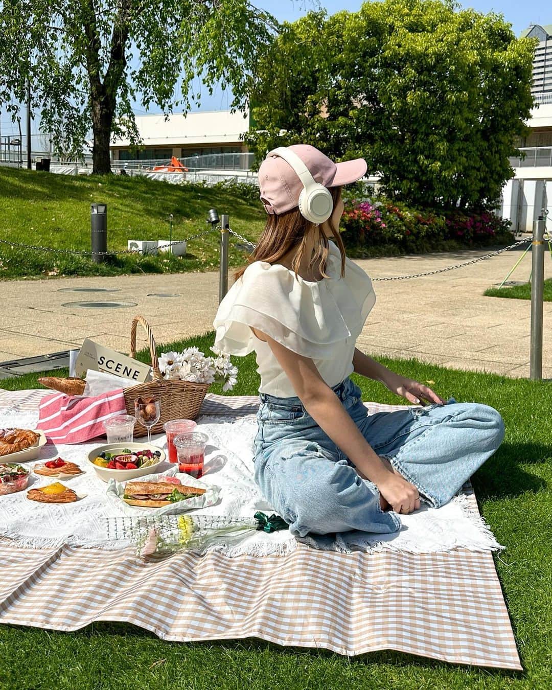 RIEさんのインスタグラム写真 - (RIEInstagram)「【 六本木 / @tokyomidtown_official 】 ⁡ ここが都内？とは驚きの東京ミッドタウンで 数年ぶりのおしゃピクをしてきました💐🌼 ⁡ 準備するの大変そう〜って言われるピクニック🧺 実はコレ、全部ピクニックセットだけで 成り立ってるものなのです( ･ᴗ･ )👌🏼ﾄﾞﾔｯ ⁡ ピクニックをするとなっても公園近くで買い出ししたり 道具などを持ち寄ったりと大変ですが MIDTOWN OPEN THE PARK 2023のピクニックセットは 飲食代だけで無料でレンタルできちゃう神セット🫠♡ ⁡ 詳しくは１つ前のリール動画を見てみてください📹 子連れファミリー、カップル、女子グループなど 幅広い方が楽しめる、本気でおすすめのイベントです☘️  こんな日焼けをしてしまいそうな日も @decorte_official さんの日やけ止め用乳液を愛用☀️ これからの季節は毎日塗ることを意識しなきゃ😮‍💨  ⁡ ⁡ ~~~~~~~~~~~~~~~~~~~~~~~~ ☑︎ MIDTOWN OPEN THE PARK 2023 ☑︎ 2023/4/21(金)〜5/28(日) ☑︎ ピクニックセット販売時間 　　11:00～17:00 ※最終受付15:00 ☑︎ 六本木駅 徒歩3分 ~~~~~~~~~~~~~~~~~~~~~~~~ ⁡ ⁡ ⁡ ⁡ #東京ミッドタウン #ミッドタウン六本木 #ピクニック #手ぶらピクニック #ピクニック日和 #ピクニックグッズ #おしゃピク #おしゃれピクニック #ピクニック気分 #ピクニックコーデ #公園コーデ #夏コーデ #大人カジュアル #アウトドアコーデ #tokyomidtown #deananddeluca #picnicparty #decorte_大谷翔平 #cosmedecorte」4月28日 17時14分 - rie_tabi