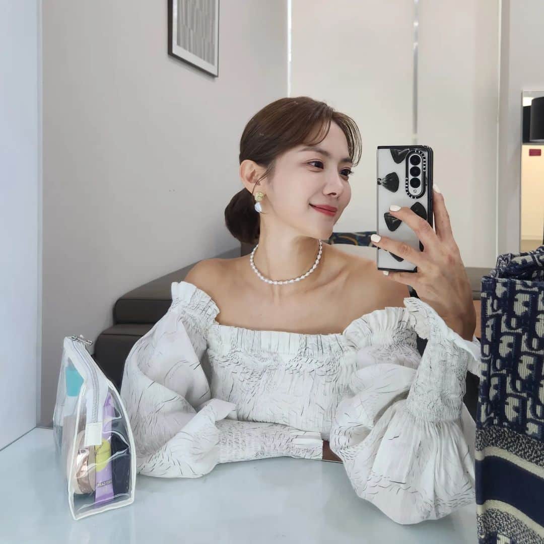 ユ・ハナのインスタグラム：「🖤  베테랑들을 현장에서 만날 때마다 많이 느끼는 것들 그리고 별거 한것도 없는 데 고마워해주는 더 고마운사람들  벅찬 프라이데이🎁」