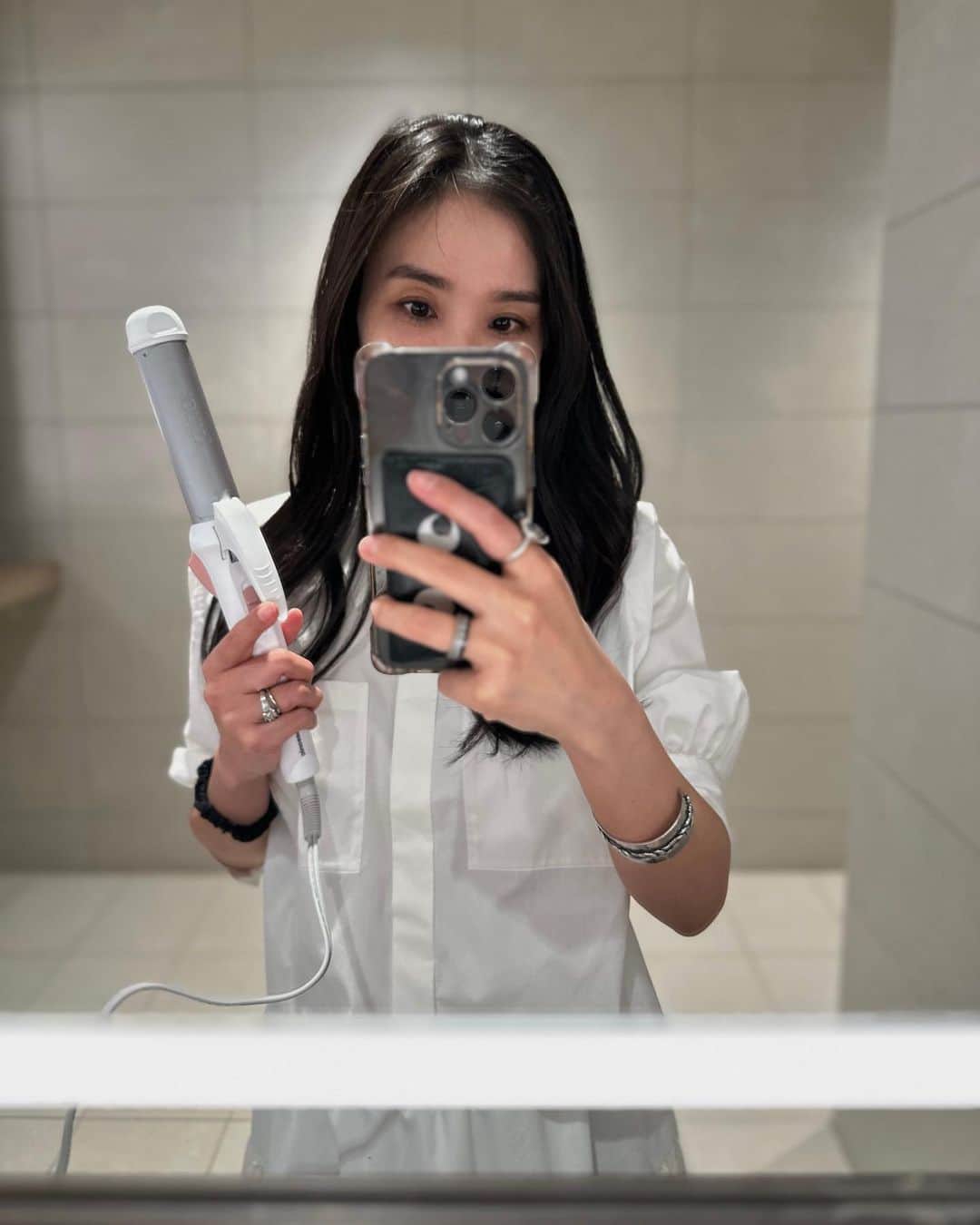 鈴木詩織のインスタグラム：「昨日のIGライブでも質問頂いていたヘアセットについて🫶🏻  コテはPanasonicのionity32mmを使って、毛先は内巻き、毛先以外は全て外巻きにしています🙆🏻‍♀️ ロングヘアだと32mmがゆるっといい感じに巻ける気がする🤔  コテがダブルマイナスイオンなので髪にやさしくて滑りもいいから使いやすいよん♡  ⁡ ⁡ ⁡  #パナソニックビューティ#パナソニックビューティ社外美容部#テクノロジーで確かな効果を#美容家電#カールアイロン」