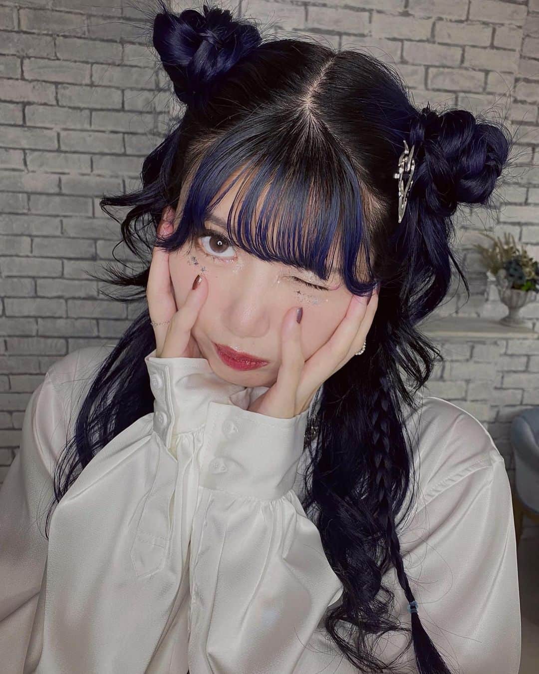 アリスムカイデのインスタグラム：「🐇 dearis/M offshot 🐇 ひとみんのメイクとノマカメはあたしの魔法  @dearis.official #dearis #dearisM #ブラックコーデ #ootd  #邦ロック #夏フェスコーデ」