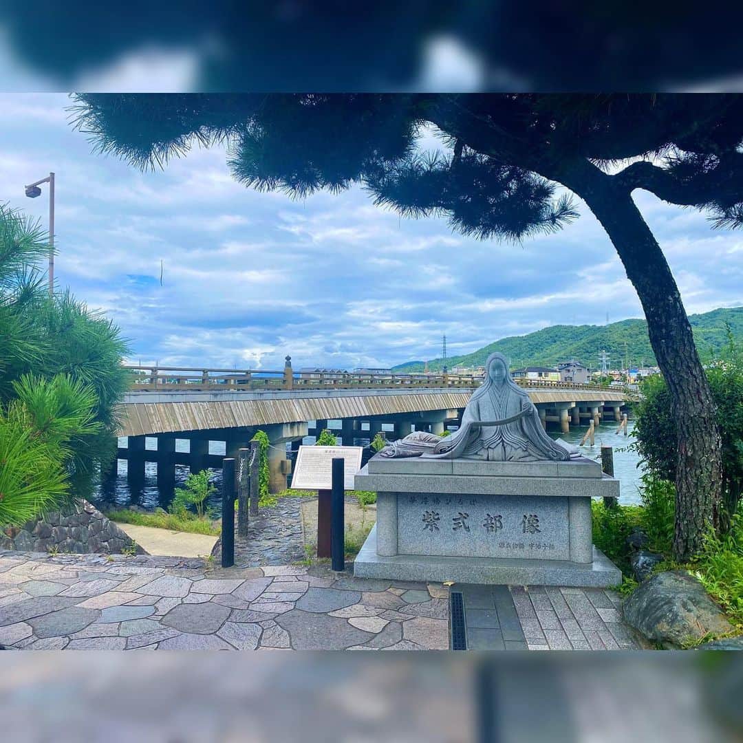 中村静香のインスタグラム：「いつかの地元ぶらり  宇治橋にて。 橋の途中にある出っぱり「三ノ間」は、 豊臣秀吉が茶会で使用する水を汲ませた場所なんだとか。  その様子を再現した「名水汲み上げの儀」を いつか生で見てみたいな。  #京都 #宇治市 #京の小話」