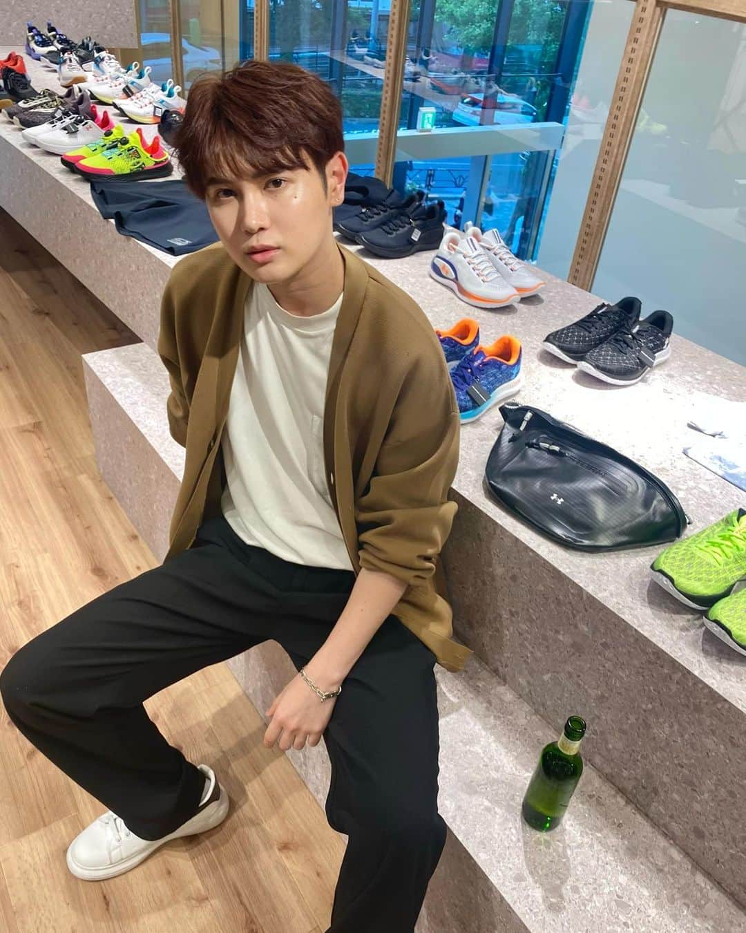 のインスタグラム：「今日4/28原宿にオープンのUNDER ARMOUR FOOTWEAR PARKへお邪魔してきました。 アンダーアーマー初のシューズに特化したポップアップストアだそうです👟 グリーンのシューズウォールがとても印象的でした🌱 今年の9月までやっているそうなので皆さんも是非立ち寄ってみてください。  #underarmourshoes #アンダーアーマー #UAフットウェアパーク #原宿 @underarmourjp」