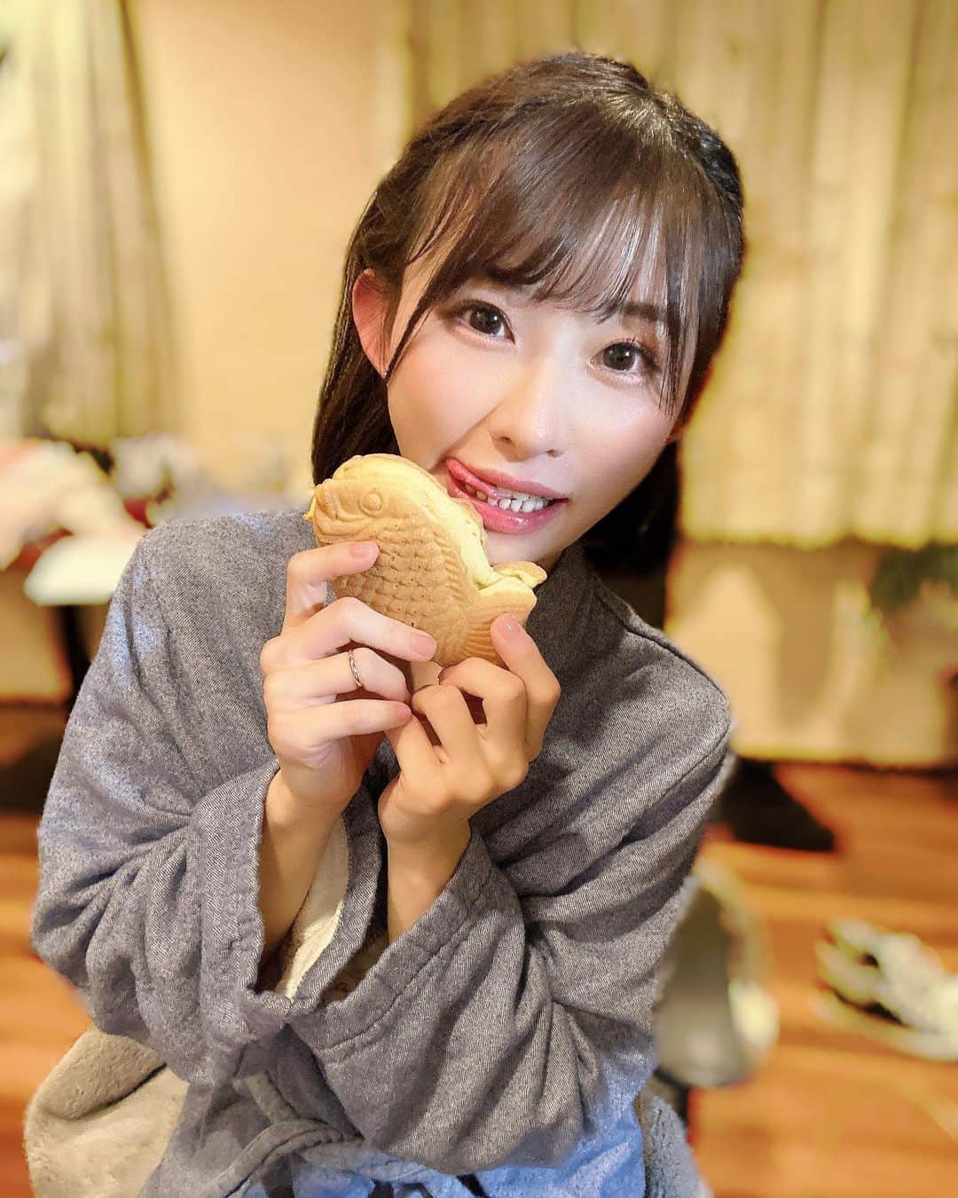 宮島めいのインスタグラム：「おやつの時間過ぎちゃった🫣  今日のおやつは〜〜〜！！白もちたい焼きでした😳❤️あのモッチモチ感が堪らない🤤🤤  ちなみに手に持ってるのはくり○あんさんのたい焼き💓撮影の時に、たい焼き食べたい〜って言ったらADさんが買ってきてくれました🥹✨  私は、頭から食べる！」
