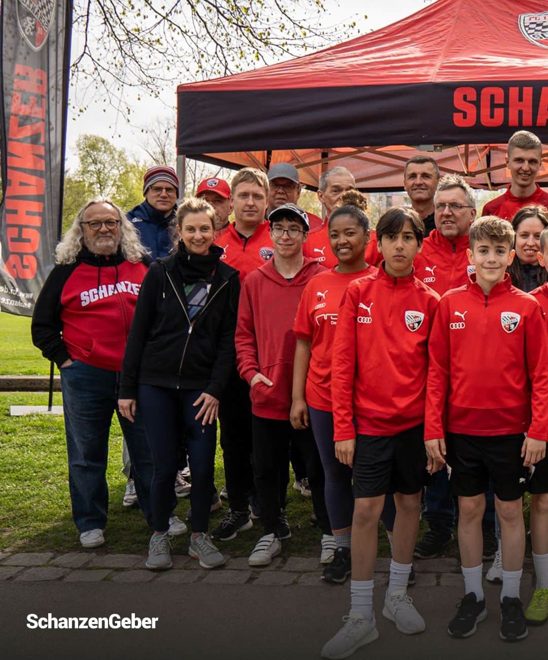 FCインゴルシュタット04のインスタグラム：「Nächster #Schanzer-Aufgalopp beim UNICEF-Firmenlauf im Ingolstädter Klenzepark - bei dem die ⚫🔴 bereits seit 2013 mitwirken.  ___ Auch in diesem Jahr nahmen unsere "Elf Freunde", das Blindenfußballteam, die FCI-Geschäftsstelle & das NLZ inkl. U 13-Mannschaft erfolgreich an der karitativen Aktion teil und drehten für die Unicef-Aktion Hunger ihre Runden. 🏃 . . #SchanzenGeber #SchanzenGeberSpieltag #Schanzer #einfachwiederschanzer #schanzerdassindwir #Schanzerfürimmer #Schanzer #Ingolstadt #FCI #FCIngolstadt #soccer #fussball #football #futbol #Liga3 #3Liga @die.jungschanzer @blindenfussball_bundesliga」