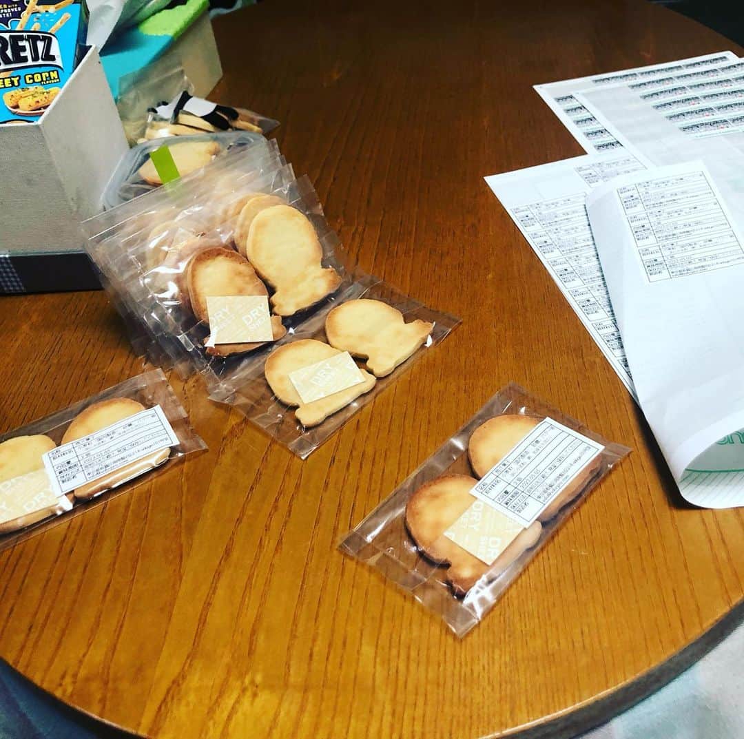 水谷さるころのインスタグラム：「クッキー、シール貼って検品して、無事にパッケージまで終わった！　内職、オブザ内職。」