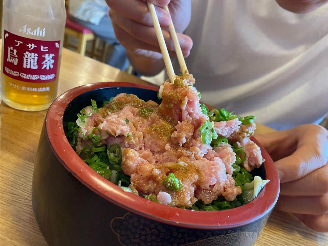 松浦まりなさんのインスタグラム写真 - (松浦まりなInstagram)「丼ぶり専門店　丼くらべ😸👐🏾  その⽇に仕⼊れた新鮮なネタを贅沢に食べる特選海鮮丼！！ お刺し身がデカい！！ ⽣桜エビや⽣シラスも入ってたよ😉  そして、ネギたっぷりにトロがどーんと ネギトロ丼をチョイス👍  アラカルトメニューあり、他にも色んな種類の海鮮丼あった😙  沼津でお得に食べられる海鮮丼だった！！ 提供もスピードあり早かった！！  PR @donkurabe #静岡観光 #静岡海鮮丼 #静岡海鮮 #静岡グルメ #沼津グルメ #沼津港 #海鮮丼専門店 #丼くらべ」4月28日 17時19分 - matsuura.marina