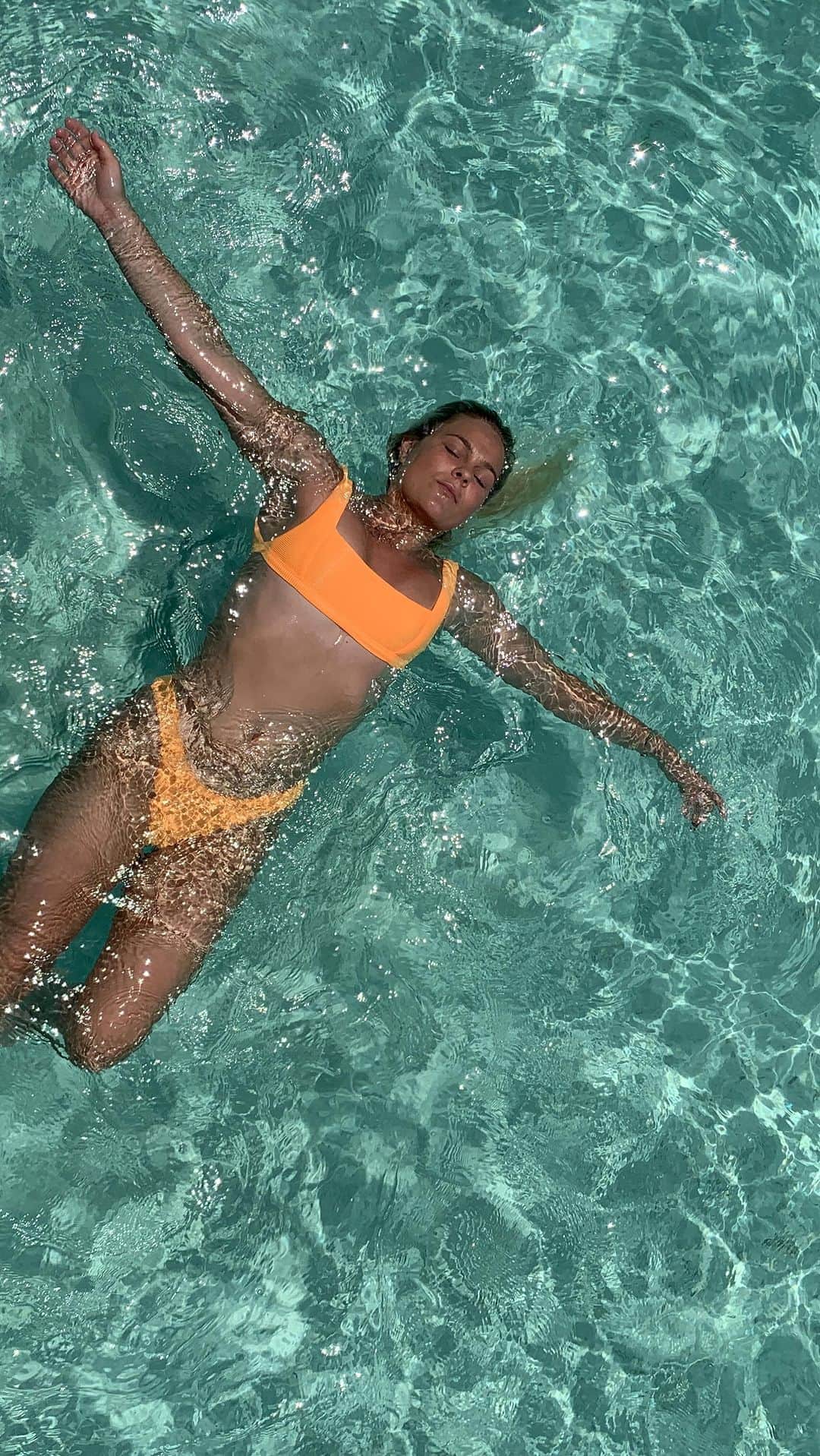 フェリシティー・パルマティアーのインスタグラム：「Ok fam! So I’ve been dreaming up my next tropical holiday while we’ve been on hold during the Margaret River Pro and I’ve been saving posts from @clubmedkani for a long time and today’s the day, I’ve made the decision that it’s @clubmedkani || @clubmedkani are running a competition, you a friend can win a seven day trip to the Maldives, head to @surfing_wa club med Kani post for details and maybe I’ll see you in the Maldives 🇲🇻❤️」