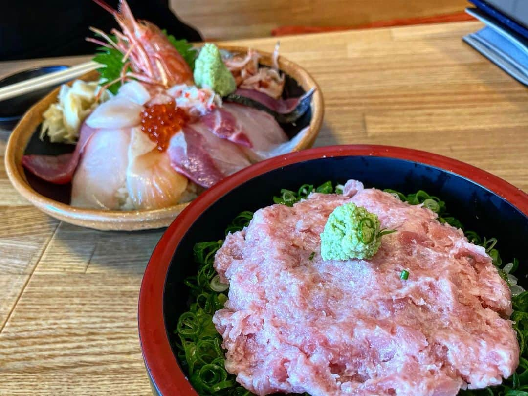 松浦まりなのインスタグラム：「丼ぶり専門店　丼くらべ😸👐🏾  その⽇に仕⼊れた新鮮なネタを贅沢に食べる特選海鮮丼！！ お刺し身がデカい！！ ⽣桜エビや⽣シラスも入ってたよ😉  そして、ネギたっぷりにトロがどーんと ネギトロ丼をチョイス👍  アラカルトメニューあり、他にも色んな種類の海鮮丼あった😙  沼津でお得に食べられる海鮮丼だった！！ 提供もスピードあり早かった！！  PR @donkurabe #静岡観光 #静岡海鮮丼 #静岡海鮮 #静岡グルメ #沼津グルメ #沼津港 #海鮮丼専門店 #丼くらべ」