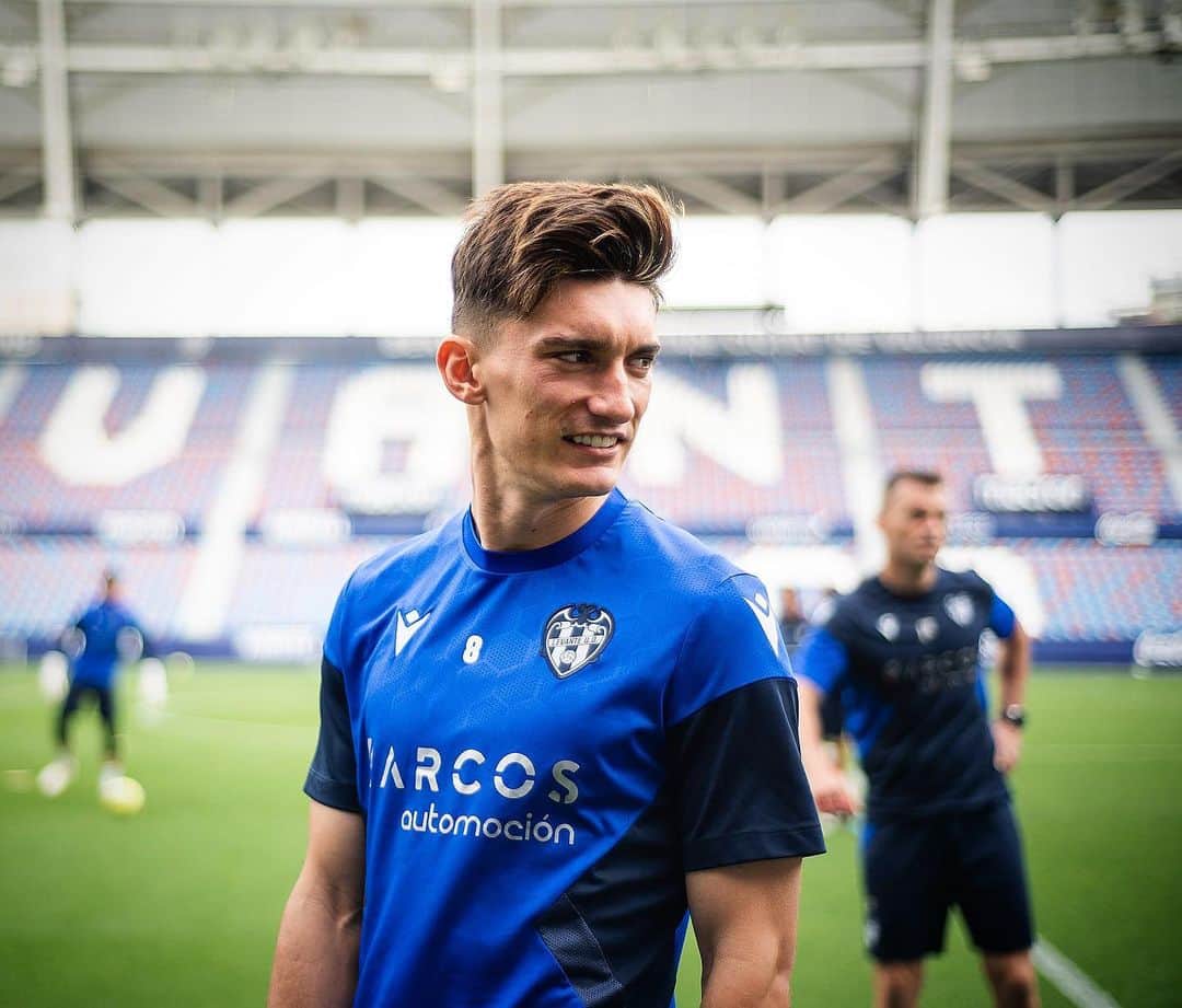 レバンテUDのインスタグラム：「Viernes de Ciutat 🏟  #LevanteAlavés 🔛  • @grupomarcosautomocion @macron @sesderma @baleariaferry @amstel_es @cocacola_esp」
