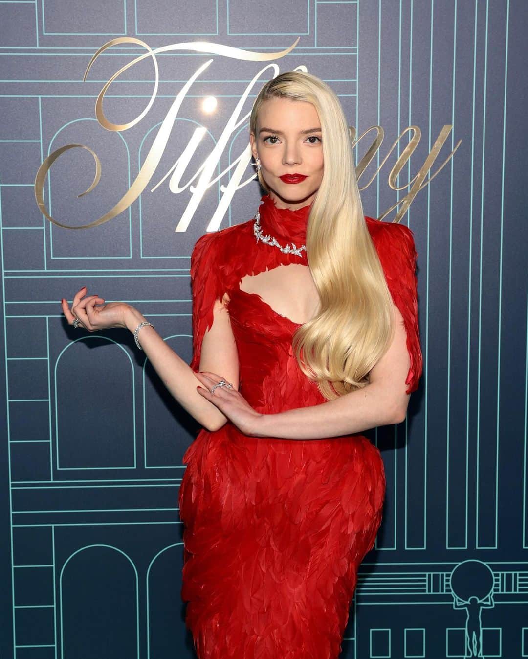 Blonde Saladさんのインスタグラム写真 - (Blonde SaladInstagram)「NYC night full of stars and diamonds. 💎 Tiffany & Co. hosted a celebration for the reopening of its newly transformed flagship store on 57th Street and Fifth Avenue, now known as “The Landmark.”   Guests were welcomed at The Landmark upon arrival and the celebration was hosted at the Tiffany Flagship Next Door, the House’s previous temporary flagship store. @tiffanyandco    The exclusive party began with an opening set by DJ Mia Moretti, followed by a performance by the Radio City Rockettes, a headlining performance by American singer-songwriter Katy Perry and DJ set by Mark Ronson to close the evening. Jacob Elordi, Zoe Kravitz, Florence Pugh and Blake Lively are just some of the celeb that attended the event. NY is litterally warming up for the MET Gala.  📸 Getty Images Courtesy of Tiffany & Co. 💖  #Tiffanyandco #Tiffany #NY #JacobElordi #ZoeKravitz #HaileyBieber #BrooklynBeckham #KatyPerry #TheBlondeSalad」4月28日 17時21分 - theblondesalad
