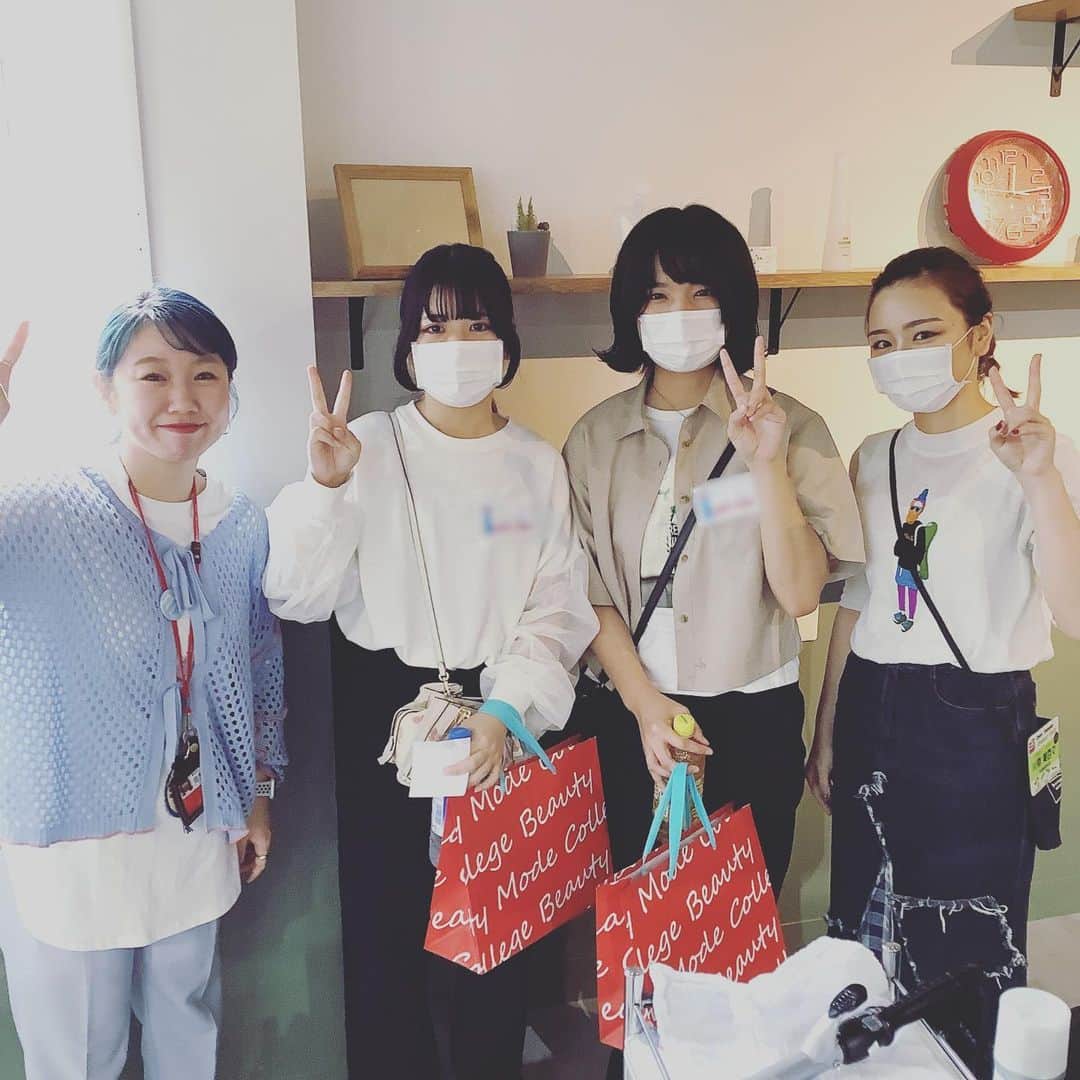 Bmodeさんのインスタグラム写真 - (BmodeInstagram)「🌸4/22オープンキャンパス🌸  当日の様子です😆🎶 参加頂いた高校生の皆さん、ありがとうございました✨ 今回はへアレンジ体験で変身した姿を撮影させて頂きました📸 ありがとうございます😭  また、何か質問や相談があれば、いつでもDMや LINEで連絡して下さい📩  次回のオープンキャンパスは5/13(土)、体験はパーソナルカラープチ診断&メイク体験💄✨  高校3年生は、進路先が決まってくる時期です❗️ まだ、オープンキャンパスに参加していない方は、この機会に一度オープンキャンパスへ参加しませんか❓ 学生スタッフがサポートしてくれるので、気軽に参加できます(=´∀｀)人(´∀｀=) ワクワクする美容の体験も準備してますので、ぜひ参加して下さい🎶  オーキャン参加を希望する場合は、プロフィールのアドレスより予約、もしくは、DMでも予約できます✨✨  #bmode #ビーモード #ビューティーモードカレッジ #美容 #美容学校 #オープンキャンパス #オーキャン #オープンスクール #美容師 #ブライダルヘアメイク #まつエク #アイラッシュ #メイク #ネイル #エステ #沖縄 #okinawa #instagood #instabeauty」4月28日 17時21分 - b.mode