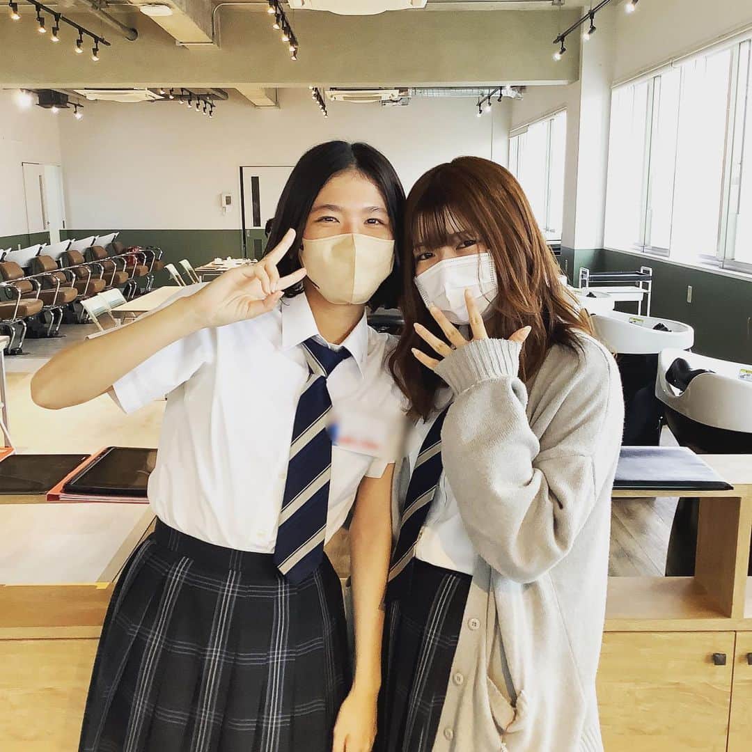 Bmodeさんのインスタグラム写真 - (BmodeInstagram)「🌸4/22オープンキャンパス🌸  当日の様子です😆🎶 参加頂いた高校生の皆さん、ありがとうございました✨ 今回はへアレンジ体験で変身した姿を撮影させて頂きました📸 ありがとうございます😭  また、何か質問や相談があれば、いつでもDMや LINEで連絡して下さい📩  次回のオープンキャンパスは5/13(土)、体験はパーソナルカラープチ診断&メイク体験💄✨  高校3年生は、進路先が決まってくる時期です❗️ まだ、オープンキャンパスに参加していない方は、この機会に一度オープンキャンパスへ参加しませんか❓ 学生スタッフがサポートしてくれるので、気軽に参加できます(=´∀｀)人(´∀｀=) ワクワクする美容の体験も準備してますので、ぜひ参加して下さい🎶  オーキャン参加を希望する場合は、プロフィールのアドレスより予約、もしくは、DMでも予約できます✨✨  #bmode #ビーモード #ビューティーモードカレッジ #美容 #美容学校 #オープンキャンパス #オーキャン #オープンスクール #美容師 #ブライダルヘアメイク #まつエク #アイラッシュ #メイク #ネイル #エステ #沖縄 #okinawa #instagood #instabeauty」4月28日 17時21分 - b.mode
