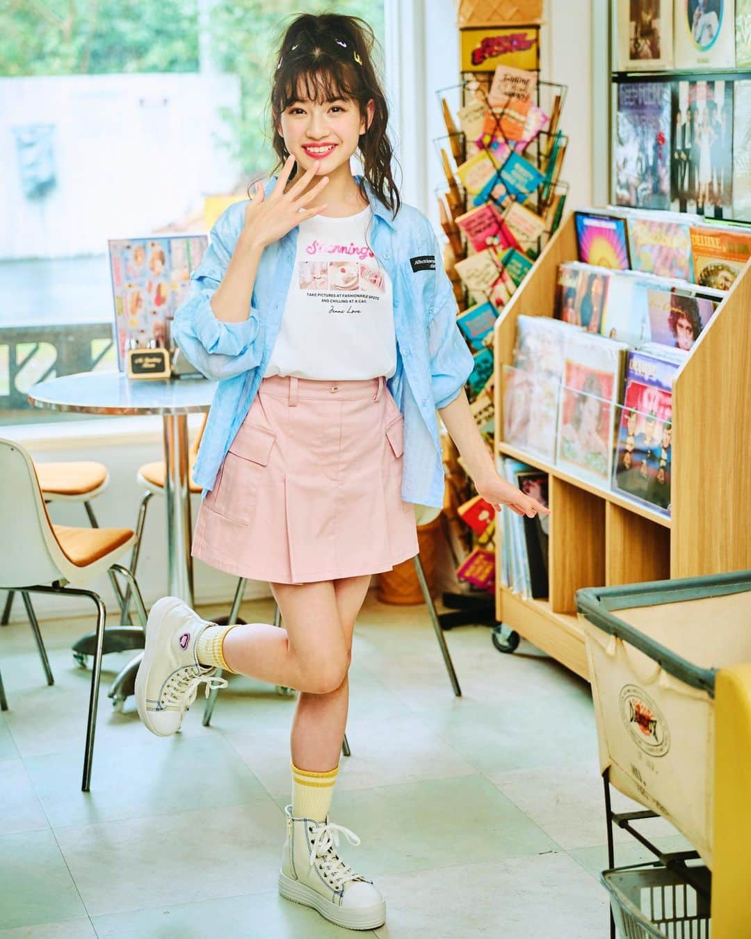 ニコ☆プチのインスタグラム：「💞☁🫶🏻  みんな明日からのGWは、どんな風にすごすのかな？🤔  ニコ☆プチネットでは、毎朝｢毎日コーデ｣を更新中！ 明日からのGWもチェックして、ぜひ参考にしてね🥰✨  📸Photo/ @ogawaken59  👗Stylist/ @stylist_tanakaayumi  💄Hair&Make/ Mai(Nord) 👧Model/ @suiko__kawase   『ニコ☆プチ6月号｢まいにちコーデ｣』より  #ニコプチ #ニコプチモデル #プチモ #川瀬翠子 #js6 #小学生コーデ #春コーデ #毎日コーデ」