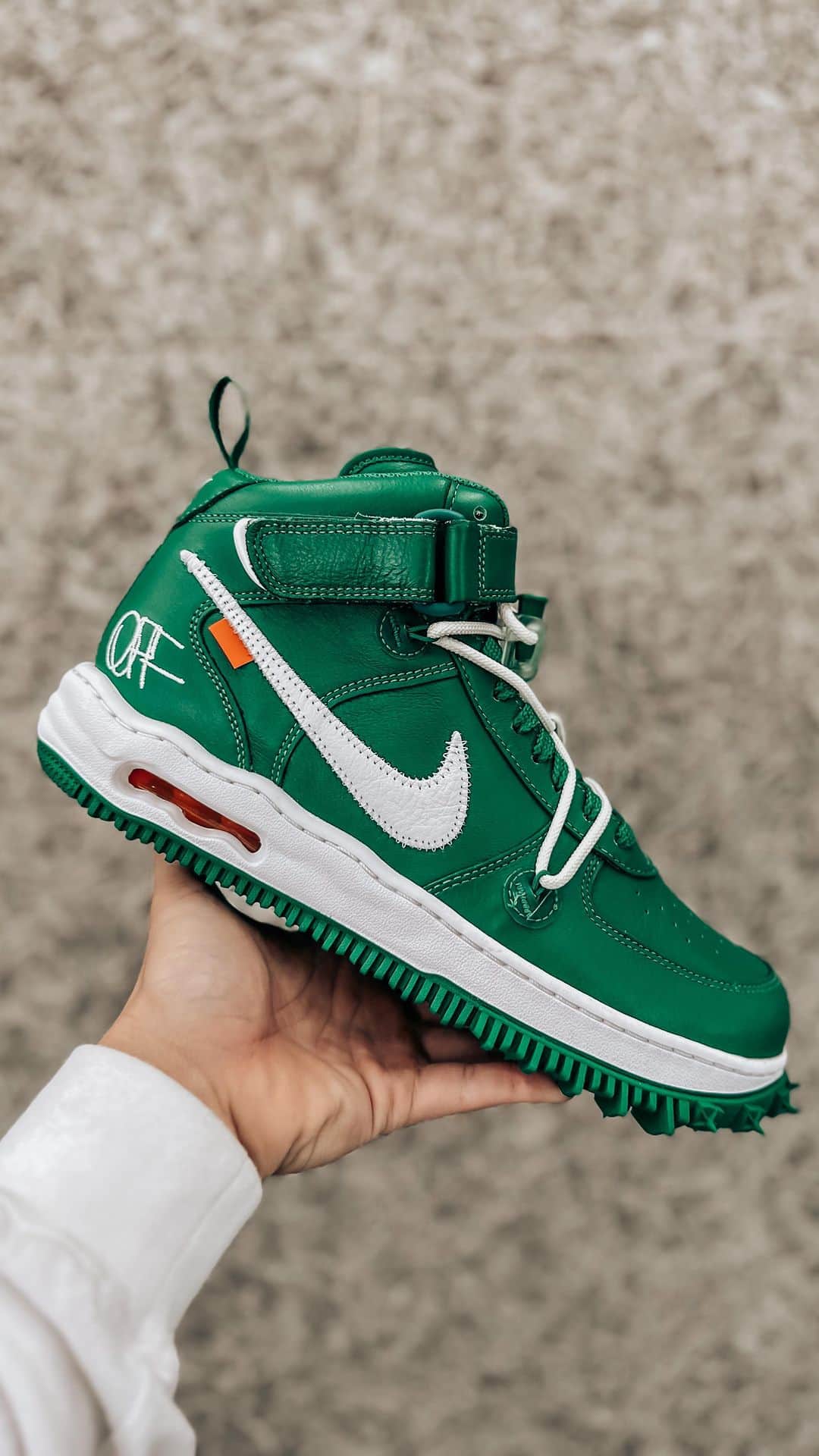 KING-MASAのインスタグラム：「My new golf Shoes !?😂  Nike Air Force 1 Mid X @off____white   これでゴルフ重いですかね？😂 白紐に変えよっと。」