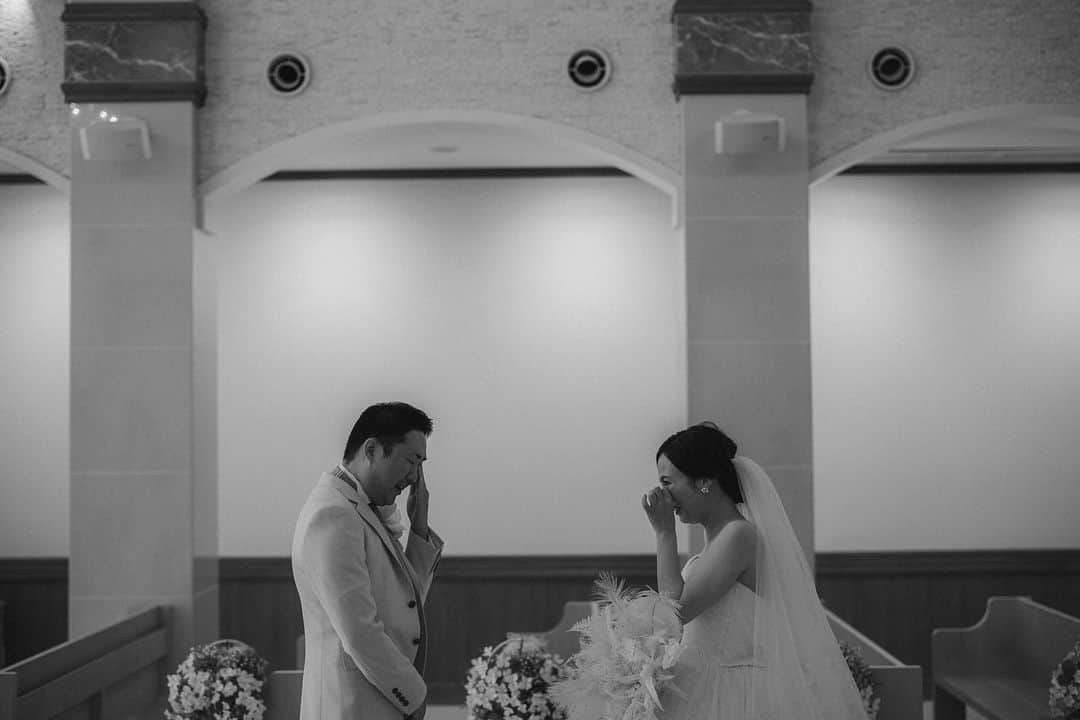 ラヴィ•ファクトリーさんのインスタグラム写真 - (ラヴィ•ファクトリーInstagram)「. 【写真で叶える結婚式】 .  ファーストミート後はお互い涙が... ここから人生を共に過ごすおふたりの 新たな一歩がスタートします。  . —————— ラヴィファクトリー: @fukuoka_laviephotography Photographer: @kazuki_laviephotography AREA:JAPAN,FUKUOKA —————— @laviefactoryをフォローして #laviefactory #ラヴィファクトリー のハッシュタグをつけて お写真を投稿してみてくださいね✳︎ . こちらの公式IG（@laviefactory） で取り上げさせていただきます✨ . 思わず笑顔になれるハートのある 「家族写真」はラヴィクルール* >>>@laviecouleur_official . #wedding #weddingphotography #photo  #ハートのある写真 #instawedding #結婚写真 #ウェディング #ウェディングフォト #撮影指示書 #ロケーションフォト #前撮り#写真好きな人と繋がりたい #フォトウェディング #卒花 #後撮り #ウェディングニュース #前撮り小物 #前撮りフォト #前撮りアイテム #ウェディング撮影 #撮影構図 #前撮りアイディア #撮影指示書 #花嫁コーディネート #ファーストミート #披露宴演出 #結婚式演出 #福岡花嫁」4月28日 17時30分 - laviefactory