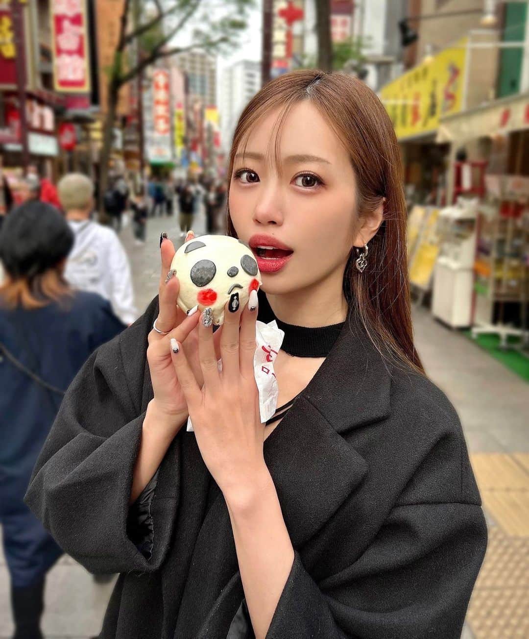 のインスタグラム：「中華まんの中で一番あんまんがすき🐼 皆さんは何まんが好きですか？🥰 ・ ・ #横浜中華街 #横浜 #中華街 #中華まん #あんまん #パンダ #レースクイーン #ラウンドガール #モデル #ダイエット #トレーニング #筋トレ #ファスティング #ストレートヘア #ヘアスタイル」