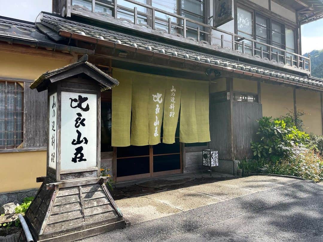 榿澤涼太さんのインスタグラム写真 - (榿澤涼太Instagram)「. コウ君とりょーこちゃん、 そして経営者の皆様方と滋賀にある比良山荘に行ってきた。  ジビエ料理の真髄は凄すぎて、 自分が食べてきたジビエは多分ジビエじゃない。  たけのこを食べた瞬間口から出た言葉は、 「俺はたけのこのこと何一つ分かっていなかった。」だった。わら  こう言う経験って人生でとても貴重な体験だし、 お仕事頑張ったご褒美にこういう体験にお金を使ってあげることはとても素敵なことだと思う。  あとここのお店にいたら運気が上がりそうなくらい気が良くて、心が浄化されたからあと100回くらいきたい☺️  コウ君誘ってくれてありがとう🤝 @haohaohaokun   #比良山荘 #ジビエ #ツキノワグマ #熊鍋 #稚鮎 #花山椒 #たけのこ #うど #クレソン #山菜」4月28日 17時40分 - hannokizawadesu
