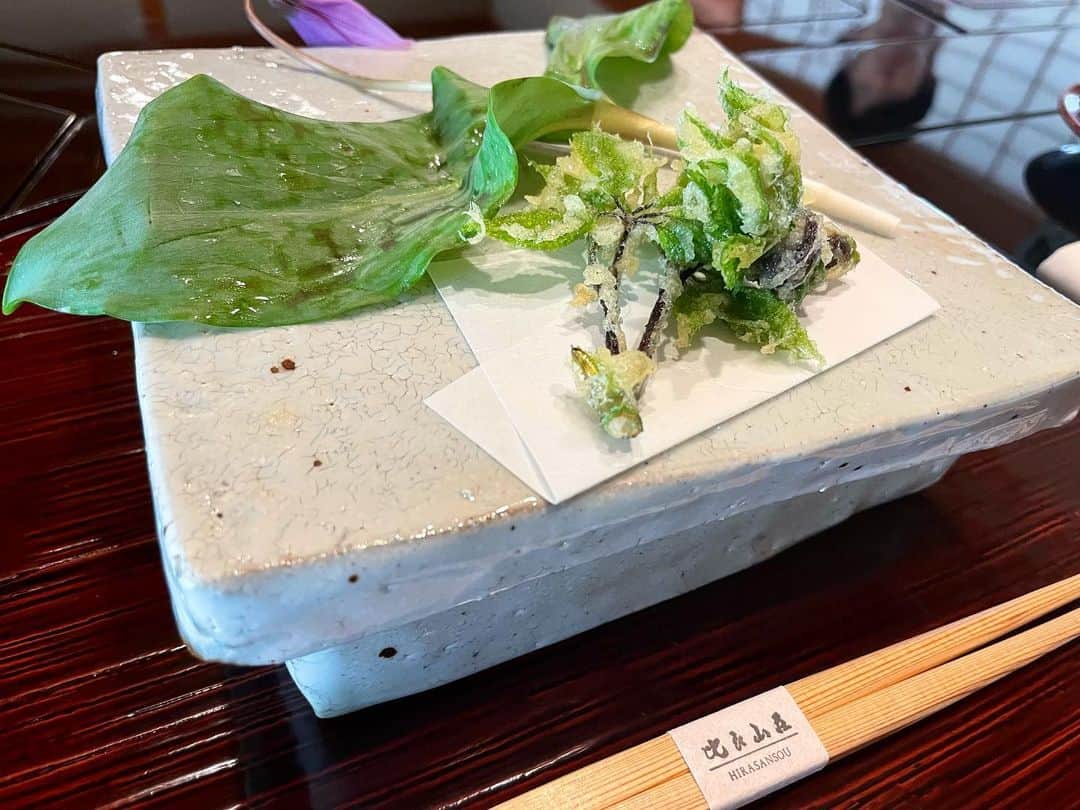 榿澤涼太さんのインスタグラム写真 - (榿澤涼太Instagram)「. コウ君とりょーこちゃん、 そして経営者の皆様方と滋賀にある比良山荘に行ってきた。  ジビエ料理の真髄は凄すぎて、 自分が食べてきたジビエは多分ジビエじゃない。  たけのこを食べた瞬間口から出た言葉は、 「俺はたけのこのこと何一つ分かっていなかった。」だった。わら  こう言う経験って人生でとても貴重な体験だし、 お仕事頑張ったご褒美にこういう体験にお金を使ってあげることはとても素敵なことだと思う。  あとここのお店にいたら運気が上がりそうなくらい気が良くて、心が浄化されたからあと100回くらいきたい☺️  コウ君誘ってくれてありがとう🤝 @haohaohaokun   #比良山荘 #ジビエ #ツキノワグマ #熊鍋 #稚鮎 #花山椒 #たけのこ #うど #クレソン #山菜」4月28日 17時40分 - hannokizawadesu