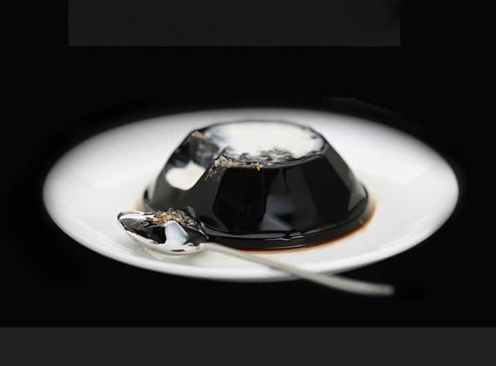 堂島ロール（モンシェール）さんのインスタグラム写真 - (堂島ロール（モンシェール）Instagram)「. . 〜最高級のコーヒーゼリーで最高級のギフト〜 『コーヒーゼリー』  . 本格コーヒーの香りとコクを、 今までにない食感で味わえるコーヒーゼリー。  . まるで珈琲を飲んでいるような深い味わいが魅力のコーヒーゼリー。 タンザニア産キリマンジャロ豆をブレンドしたコーヒ トッピングに、 小粒のコーヒーシュガーと、コクのある純乳脂肪の フレッシュを添えています。 3種類のお味をお楽しみ下さい。　  . ストレート キリマンジャロ豆使用のコーヒーゼリー本来の風味と味わいをお楽しみ下さい。  コーヒーフレッシュをかけて コーヒーフレッシュと共にコクのある味わいをお楽しみ下さい。　 ※モンシェール通販ページにて全国配送いたします。  フレッシュとシュガーをかけて コーヒーシュガー独特の甘みと食感をお楽しみ下さい。  ◆今年初お目見え モンシェール公式HP 通販ページより【全国配送】いたします。 ◆コーヒーゼリー　　6個入　3,564円 　  . 💐コールセンター:0120-96-1006   . @mon-cher.com #コーヒーゼリー #コーヒー #珈琲  #コーヒースイーツ #コーヒーデザート  #モンシェール #moncher  #堂島ロール #dojimarool  #堂島 #dojima  #オンラインスイーツ #通販スイーツ　　 #ロールケーキ  #コーヒー好きな人と繋がりたい　 #スイーツ好きな人と繋がりたい　 #ベビーモンシェール #リヴァージュモンシェール #メルシーモンシェール #マダムピエールオジェ  #モンシェールディフュゼ　 #サロンドモンシェール  #サロンドモンシェールミッドランド店　 #27℃」4月28日 17時33分 - dojima_moncher