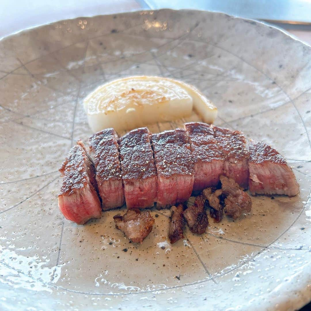 新井里茄さんのインスタグラム写真 - (新井里茄Instagram)「東京湾を見ながらlunch🍽️ 鉄板焼きが好きだなー🤤  #鉄板焼き #お肉ランチ  #鮑」4月28日 17時35分 - rika.park