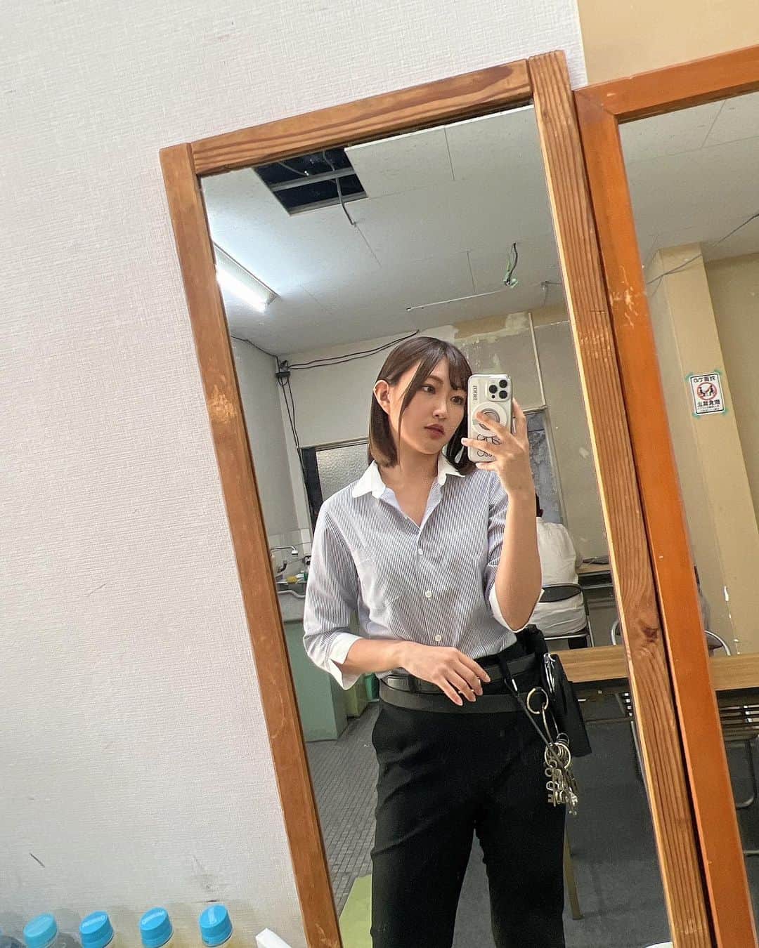 上枝恵美加さんのインスタグラム写真 - (上枝恵美加Instagram)「舞台「テンリロ⭐︎インディアン」  4月26日に無事初日を迎えました！ 既に観に来てくださった皆様ありがとうございます！ アメリカ人警官のケイトを演じております。 30日まで池袋シアターKASSAIでお待ちしております⌣̈⃝⌣̈⃝⌣̈⃝  初日前に @chipieee_ebisu さんでまつ毛ぎゃんぎゃんにあげて頂いて、ネイルはオフをして、普段付けない小さめの緑のカラコンで意識上げてます。  #theater #police #play #japanesegirl #americangirl #ikebukuro」4月28日 17時35分 - emika_kamieda