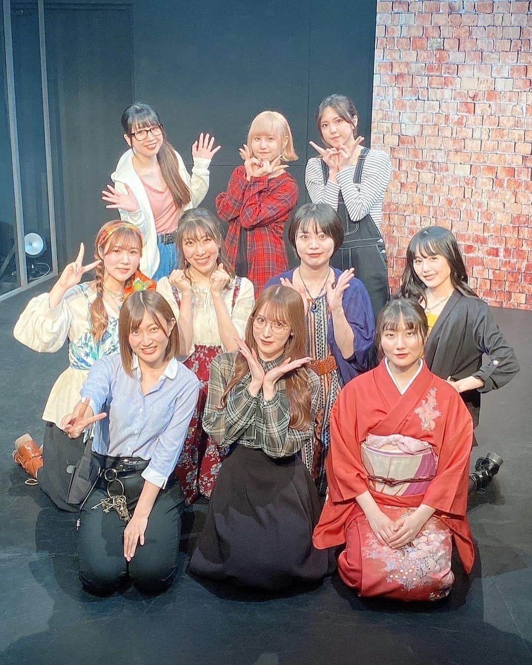 上枝恵美加さんのインスタグラム写真 - (上枝恵美加Instagram)「舞台「テンリロ⭐︎インディアン」  4月26日に無事初日を迎えました！ 既に観に来てくださった皆様ありがとうございます！ アメリカ人警官のケイトを演じております。 30日まで池袋シアターKASSAIでお待ちしております⌣̈⃝⌣̈⃝⌣̈⃝  初日前に @chipieee_ebisu さんでまつ毛ぎゃんぎゃんにあげて頂いて、ネイルはオフをして、普段付けない小さめの緑のカラコンで意識上げてます。  #theater #police #play #japanesegirl #americangirl #ikebukuro」4月28日 17時35分 - emika_kamieda