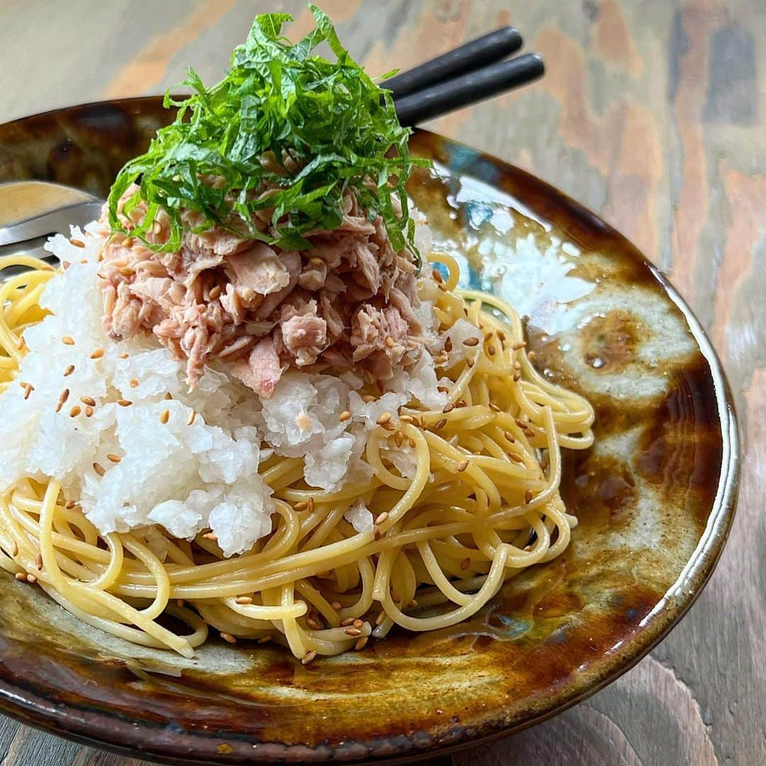 はらぺこのインスタグラム：「遅めのお昼は簡単パスタ🍝  昨夜の残り鬼おろしでおろした大根が残ってたので ツナ缶を使って… ツナと大根おろしの和風パスタ！にしました。 って言うても見ての通りめちゃくちゃ簡単🤣 ザクザク大根の鬼おろしと大葉がええ仕事してくれていて さっぱり美味しかった👍  3枚目は… 可愛い私のストーカー🐾 常に私のことをチラ見🫣🤣  4枚目は… 昔々の息子のおもちゃが出てきた めちゃくちゃ懐かしい😌  この器を使う度に 　@sunsui._ さんに行きたくなるねんな〜 緑に囲まれた自然豊かな田舎で🤭 素敵な器をゆっくり眺めながら癒されたい！  #お昼ごはん #パスタ #パスタランチ #おうちごはん #おうちごはんlover #フーディーテーブル #丁寧な暮らし #日々の暮らし #おうち時間 #ツナおろしパスタ #野菜 #残り物 #器 #うつわ #横田屋窯 #やちむん #うつわ好き #山粋 #クロワッサン大人のうつわ部 #食育 #料理 #家庭料理 #トイプードル #トイプードル男の子 #いぬのきもち #トイプードルレッド #癒し #ポケモン #おもちゃ#懐かしい」