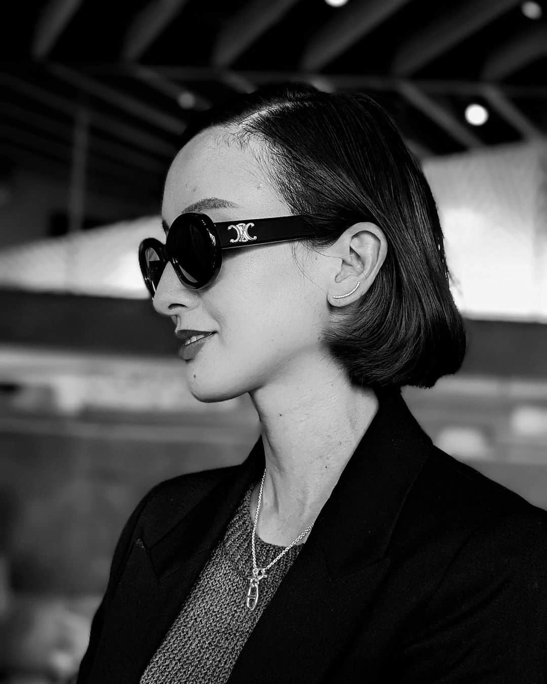前田紀至子のインスタグラム：「クラシックな雰囲気の黒いサングラスが大好き（と言ってもしっくり来るものはなかなか無いの）で気長にこつこつ集めています。 今年のお誕生日に新しく加わったのはセリーヌのトリオンフ01。大きさも調整したのでこの夏（そしてこれから先も）とても活躍してくれそうで嬉しいな。  ジャケットは先シーズンに、そしてパンツは今シーズンにいただいたPLST @plst_official のもの。 MTGなどでいつもよりきれいめにまとめたい…という時に本当に助かります。 このリネンブレンドのワイドパンツはオンオフ問わず使えそうで、沢山試着させていただいたものの即決でした。ベージュの色味が使いやすくて良い。  #celineeyewear#plst#プラステ#driesvannoten#hermesamulette#therow#starjewelryprecious」