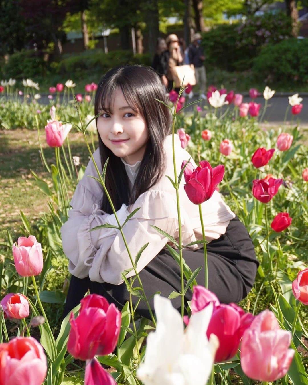 村山千夏のインスタグラム：「こんばんは。  チューリップーー  花言葉は、「愛の告白」「美しい瞳」だそうです…☺︎  Good evening．  tulipーーー！ The language of flowers is "confession of love" and "beautiful eyes"☺︎  #jk#ljk#jk3#05#05line#17歳#17yearsold #japan #japangirl #fyp#foryoupage」
