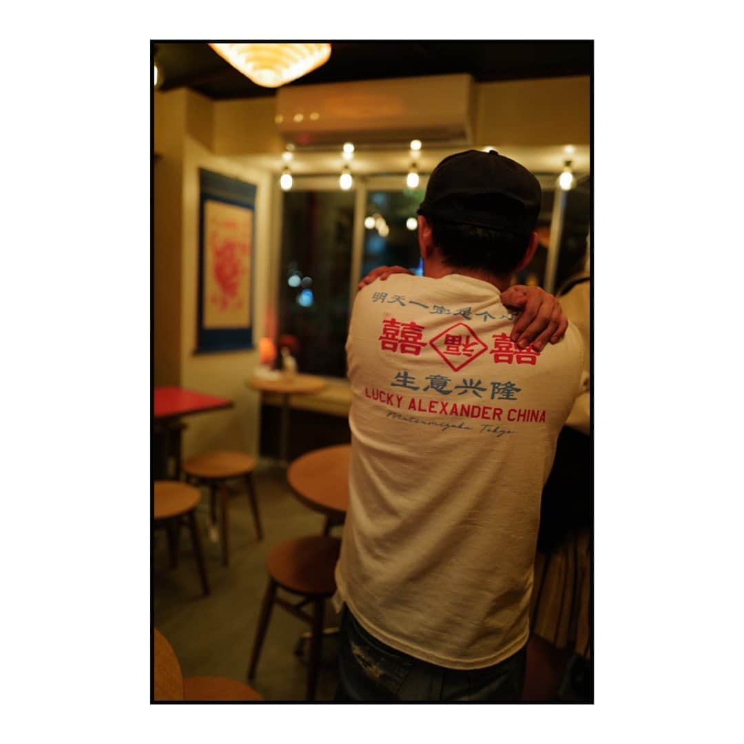 藤田敦子のインスタグラム：「ㅤ 背中で語る男 @atsushi_kurumata ですね。  あっくんが新しくオープンする @lucky_alex_matsumizaka へ いつメンとお伺いしてきました。 (5/2OPEN) おめでとうございます👏  餃子屋やるよ、と聞いてたのに あれよあれよと中華料理やん。笑 どれもこれもめちゃくちゃ美味しかった🤤 ナチュールも好みの味があったので @maki_kiriyama と開けさせてもらいましたん。 ワインあるの嬉しいー！！  ストーリーズにあげたら いろんな人から「気になってた」コメントが。 そうだよね、目立つ場所にあるし👍  並びには @aneaken さんのカフェ、 お向かいには @sugahara_pho さんや @matsumizaka_kobayashi 。 近くにはチニャーレもあるし そのほかの店含めてもあの辺は いい店ばっかりだなあ。  とにかくあっくん寝てない言ってたから オープン後ちゃんと寝れますように🙏  器や醤油差しなどもさすがのセンス。 引っ越したら買わせていただきます🙌  @junna 写真借りたよん💜」