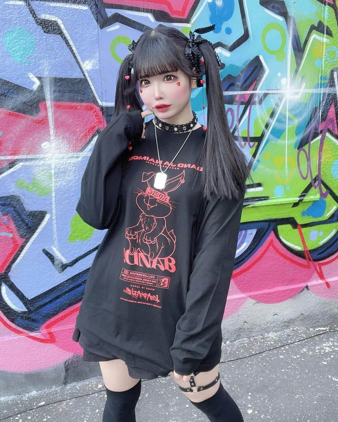 恋汐 りんごのインスタグラム：「❤️ 🐰 🖤 GEKIROCKCLOTHING × バンドじゃないもん！MAXXNAKAYOSHI  コラボアイテム♡ いちにちてんぬしイベントにご来店してくれた屋さんありがとう♡ (Ｕ∩ 'ᴗ' ∩Ｕ)  こうやってアパレル屋さんとコラボしてかわいいおようふくつくれるのうれしまるな♡(Ｕ///'ᴗ'///Ｕ)  近い未来恋汐りんごちゃん個人でもアパレル屋さんやりたいな〜♡(Ｕ///'ᴗ'///Ｕ)  #gekirock #gekirockclothing #rock #fashion  #バンもん #ロンt #ロンtコーデ #ツインテール #ツインテールアレンジ #  ♡,*▷◁,*♡,*▷◁,*♡ ,*▷◁,*♡,*▷◁,*♡  バンドじゃないもん！MAXXNAKAYOSHI というグループで活動中のアイドル♡ 恋汐りんごちゃんなの♡ フォロー大歓迎♡(Ｕ 'ᴗ' Ｕ)  🎀恋するりんごいろ担当♡ 🎀47都道府県ツアー開催中♡ 🎀yell Liveにて頻繁に配信してまる♡ 🎀恋汐りんごゔぁ〜ちゃるモード屋さん (Vtuber的活動)もみての♡  🍎しゅみ:コスプレ♡深夜ラジオ♡ 🍎とくぎ:お衣装デザイン♡アニソンDJ♡  🎀おしごとのご依頼はこちらまで🎀 (ライブ♡歌唱♡DJ♡ラジオ♡番組♡イベント出演♡声優♡ナレーション♡衣装デザイン♡PR♡プロデュース♡その他なんでもご相談ください♡) ↓ https://banmon.jp/mailform  ♡,*▷◁,*♡,*▷◁,*♡ ,*▷◁,*♡,*▷◁,*♡」