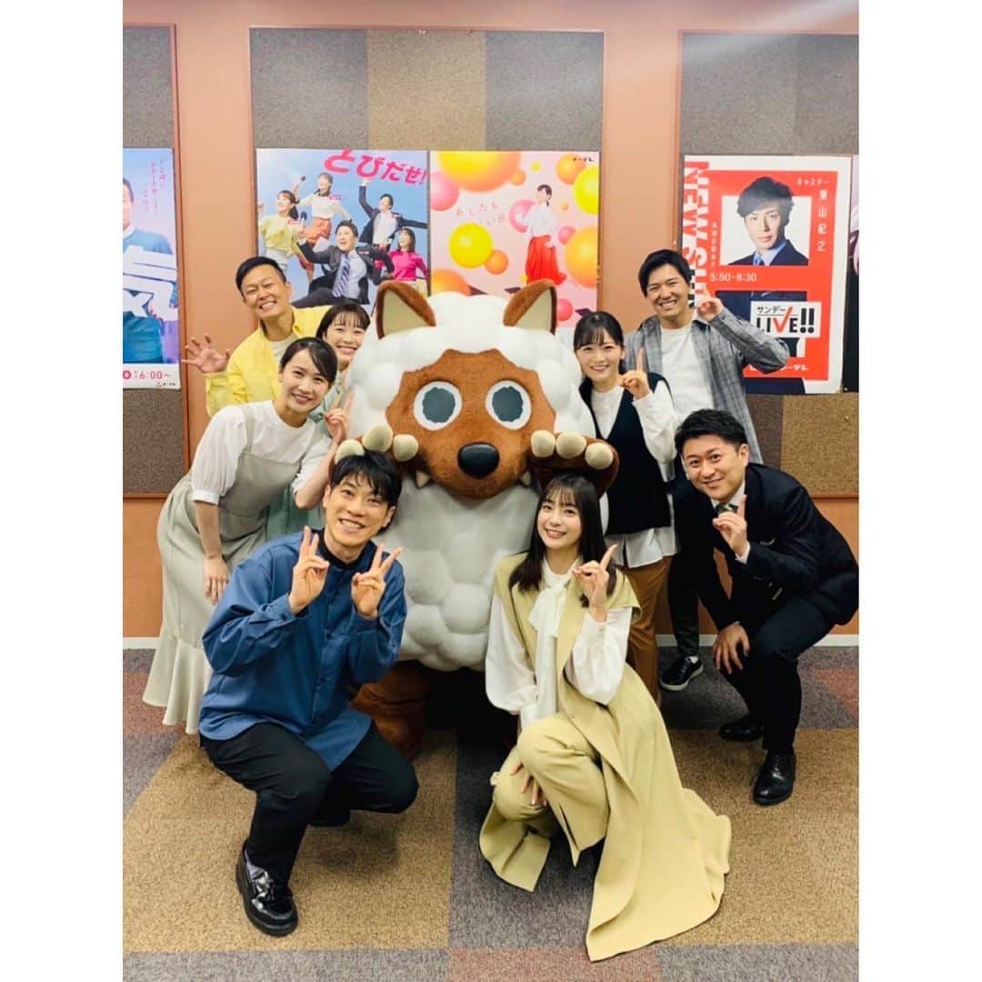 小松﨑花菜さんのインスタグラム写真 - (小松﨑花菜Instagram)「・ #ドデスカファミリー 👨‍👩‍👦‍👦  いま気がつきました。ウルフィ、、、 横山さんと足立さんの頭ぽんぽんしてる🤣笑  今週もありがとうございました🍀  あす(土) #ドデスカドようびデス  あさって(日) #ナニコレ珍百景 もお付き合いください🙏」4月28日 17時42分 - hana_komatsuzaki