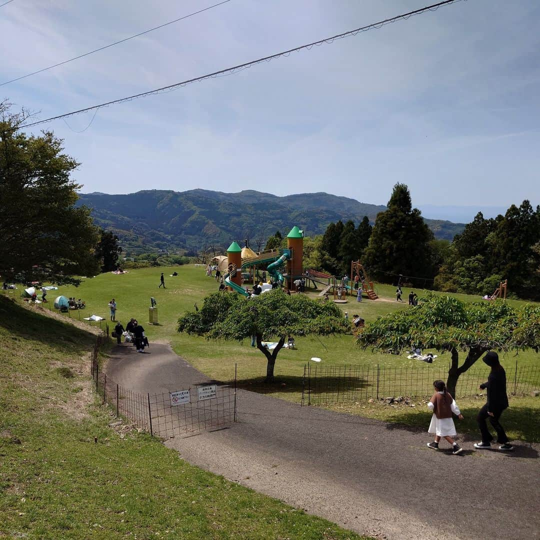 田舎暮らし応援県わかやまさんのインスタグラム写真 - (田舎暮らし応援県わかやまInstagram)「【 #海南市 #黒沢牧場 #ソフトクリーム #ゴルフ #牛 #🐄 】  こちらは「わかやま移住定住支援センター」です。 先日、和歌山県 #海南市 にある、 #黒沢牧場 に行ってきました。山手にありますが、前回紹介した「 #海南nobinos （ノビノス）」から車で約３０分のところにある牧場です（近い！）。 オススメは場内の「ミルク工房」の生乳１００％の特濃ソフトクリーム。他にもロールケーキやプリンなどお土産も充実しています。また、子供も遊べるアスレチックや、ドッグランもあり、見どころ遊びどころはたくさんあります。 さらに場内には９ホールショートコースのゴルフ場も併設されています。毎日まわり放題です。お一人様でも回れます。 ご家族みんなが楽しめる牧場、ぜひお越しください。 【黒沢牧場HP】https://9638farm.com/ 【海南市 移住・定住HP】 https://www.city.kainan.lg.jp/kakubusho/machizukuribu/toshiseibika/izyu/index.html  ーーーーーーーーーーーーーーーーーーーーーー わかやま移住定住支援センターでは、和歌山県内への移住・定住をお手伝いしております。移住希望地の現地案内も行っておりますので、「和歌山県移住ポータルサイト『わかやまLIFE』（https://www.wakayamagurashi.jp）」をチェック。  #和歌山県 #海南市 #黒沢牧場 #ソフトクリーム #ゴルフ #和歌山移住 #田舎暮らし #わかやまLIFE #移住相談 #移住体験 #山のある暮らし #海のある暮らし #川のある暮らし #UIJターン #空き家活用 #空き家探し」4月28日 17時42分 - wakayama_life