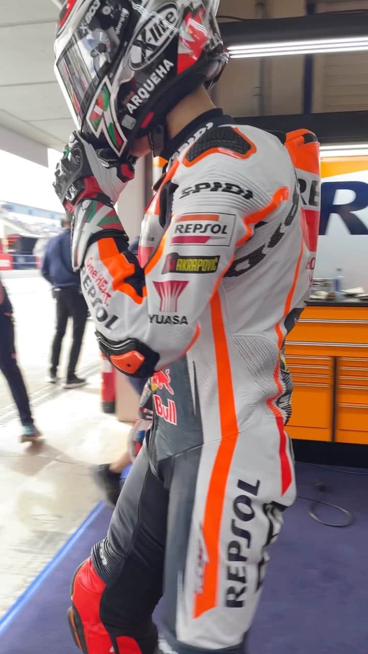 レプソル・ホンダのインスタグラム：「You always remember your first. 🥰  @ikerlecuona_27 heads out for the first time as a Repsol Honda Team rider.」