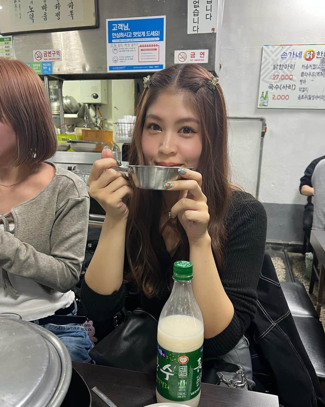 吉岡久美子のインスタグラム：「、 #韓国旅行 で #タッカンマリ を 食べたよ☺️🐔✨  #ソンガネタッカンマリ 🩷🩷  〆の麺がうますぎた… 胃袋無限になれって思った…  マッコリも美味しかった〜🫶 、 、 、 #つぼみ大革命 #つぼみ #吉本 #よしもと #アイドル #idol #大阪 #東京 #神戸 #ライブ #instagood #いいね #フォローミー #韓国 #韓国料理屋 #韓国グルメ #韓国料理」
