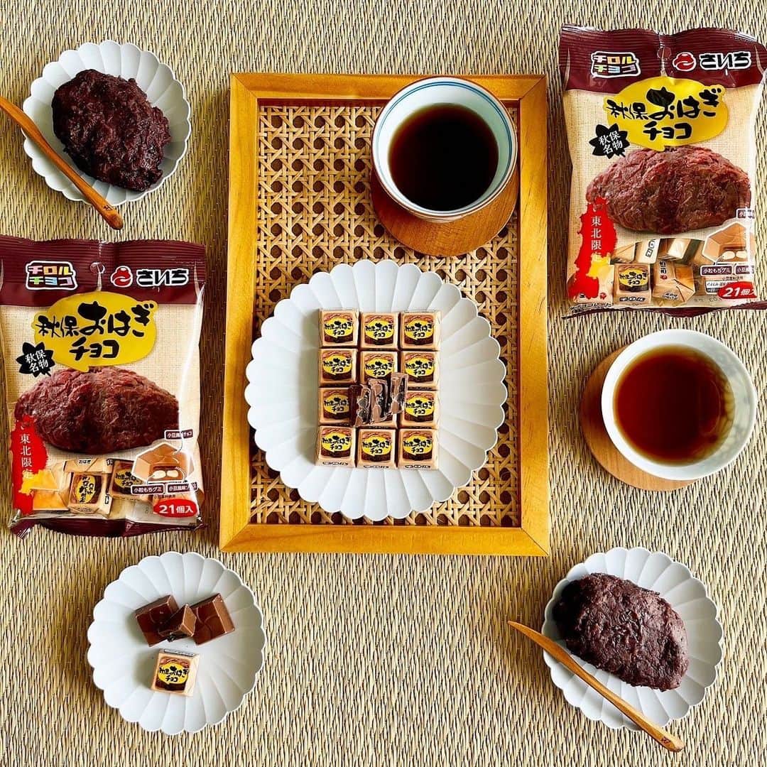 チロルチョコのインスタグラム：「🔻 ／ #新商品 情報⋆͛📢⋆ 東北地区の セブン‐イレブン ヨークベニマル イトーヨーカドーで発売🛒‼️ ＼  おはぎの名店“秋保おはぎ本舗　さいち”とコラボ🤝✨ チロルチョコ新商品「さいちのおはぎチョコ〈袋〉」のご紹介です- ̗̀📣  ┈┈┈┈┈┈┈┈┈┈ ️ おはぎの名店“”とコラボ👀💡 ┈┈┈┈┈┈┈┈┈┈ #仙台 の #ソウルフード ❤️‍🔥 おはぎの名店とコラボ🤜⋆͛🤛  地元住民のみならず、全国からおはぎを買い求める人が連日行列を作る😮❕ "日本一おはぎを売る店"と言われているスーパーマーケット『秋保おはぎ本舗　さいち』  1日＼1万個以上売れる／おはぎは、 いくつでも食べられる飽きのこない昔懐かしい味のたっぷりあんこが特徴の看板商品です👨‍🍳 ┈┈┈┈┈┈┈┈┈┈  気になるフレーバーは？︎☑︎ 《さいちのおはぎ》 後味に塩味を感じる小豆風味チョコの中に小豆風味ソースと小粒もちグミを閉じ込め、 甘さ控えめで少し塩味のあるおはぎを再現しました😋  ぜひお試しください✌︎( ¨̮ )✌︎  ■発売日 2023年4月28日～ 東北地区のセブン‐イレブン、ヨークベニマル、イトーヨーカドーで順次発売🛒  ※お取り扱いのない店舗もあります。 また、商品がなくなり次第、販売終了とさせて頂きます。  🗣💬 商品に関するご質問については、チロルチョコ公式HPお客様お問い合わせまでご連絡くださいませ🙇  ━━━━━━━━━━━━━━━  #tirol #tirolchoco #チロルチョコ #チロル #チョコレート #おやつタイム #chocolate  #おうちカフェ #おやつの時間  #chocolatelover  #shopチロルチョコ #コラボ商品 #期間限定 #エリア限定 #季節限定  ━━━━━━━━━━━━━━━」