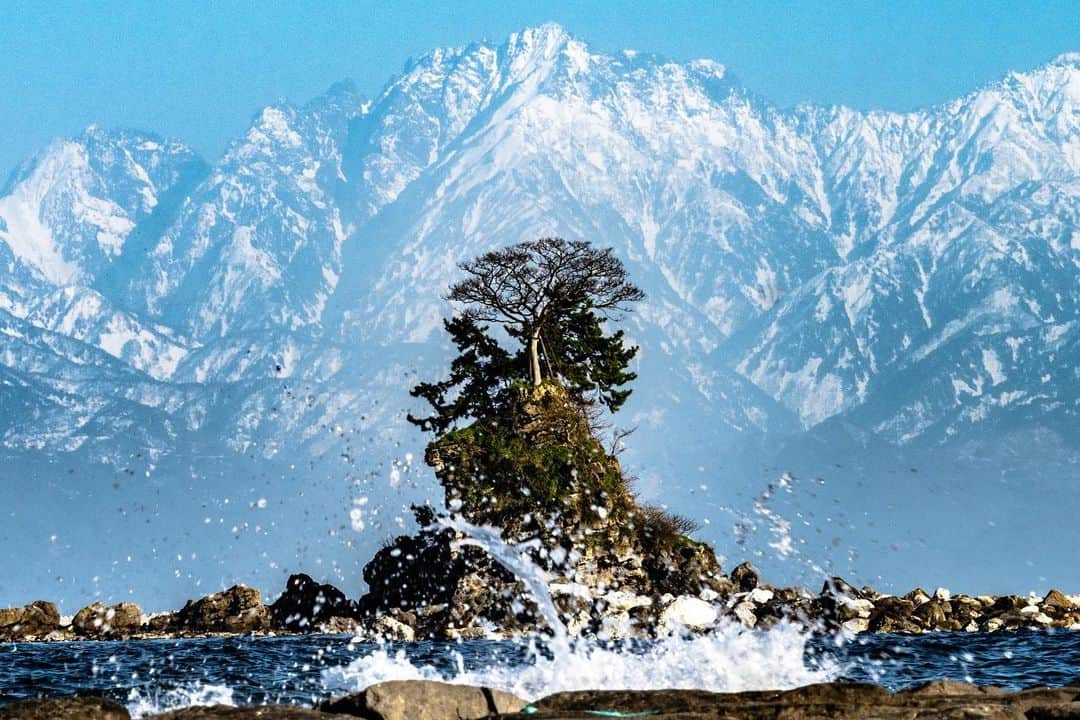 GENIC 公式インスタグラムさんのインスタグラム写真 - (GENIC 公式インスタグラムInstagram)「・ OM SYSTEM OM-5で撮る心揺さぶる地元の情景  何度見ても富山ならではの海と山の景色に心奪われると話す、写真家のイナガキヤストさん @inagakiyasuto が、OM SYSTEM OM-5 @om_system_jpで、心揺さぶる地元の情景を撮影。  生まれも育ちも富山で、小さい頃はずっと「地元には何もない」と思っていた、というイナガキさんにとって、心揺さぶる富山の情景とはどんなものなのでしょうか？  —------------------- 海もあり、山もあるところに魅力を感じます。富山は特殊な地形をしているので、富山湾の海越しに3000m級の山々を望むことができます。こんな場所は、世界中探してもなかなかないそうです。  3000m級の山々が壁のようにそびえ立っている光景はとっても美しく、何度見ても心奪われます。   今回の撮影では、コンパクトなOM-5のおかげでいつも以上にたくさん写真を撮ることができました。 カメラが大きいと持って出掛けるかどうか迷って、せっかく買ったのに結局撮らなくなるということが起きがちですが、OM-5はとりあえずカバンに入れておこう！という気にさせてくれ、シャッターチャンスを逃さずいろんなシーンを切り取れます。  それでいて、写りも本格的なので、本来の機能をいかしてシンプルに使うことはもちろん、内蔵された多くの機能を使いこなすことで、充実したカメラのある生活を送れると思います。レトロなデザインもとても素敵です。  今回主に使用したキットレンズM.ZUIKO DIGITAL ED 12-45mm F4.0 PROは、これ一本で日常の撮影に欲しい焦点距離を網羅できて、F4通しで使いやすかったです。解像度もありコンパクトで軽く、一本でお出かけするには最高のレンズだと思います。 —-------------------  GENIC WEBでは、地元を愛する6名のフォトグラファーが撮った心揺さぶられる情景とともに、「OM SYSTEM OM-5」を使ってみて感じたこと、レンズのお気に入りのポイントなどをたっぷり紹介しています。@genic_magのハイライト「GENIC WEB」よりアクセスできます。どうぞお楽しみください。  @genic_mag #omsystem #om5 #om写真投稿 #genic_mag」5月4日 17時00分 - genic_mag